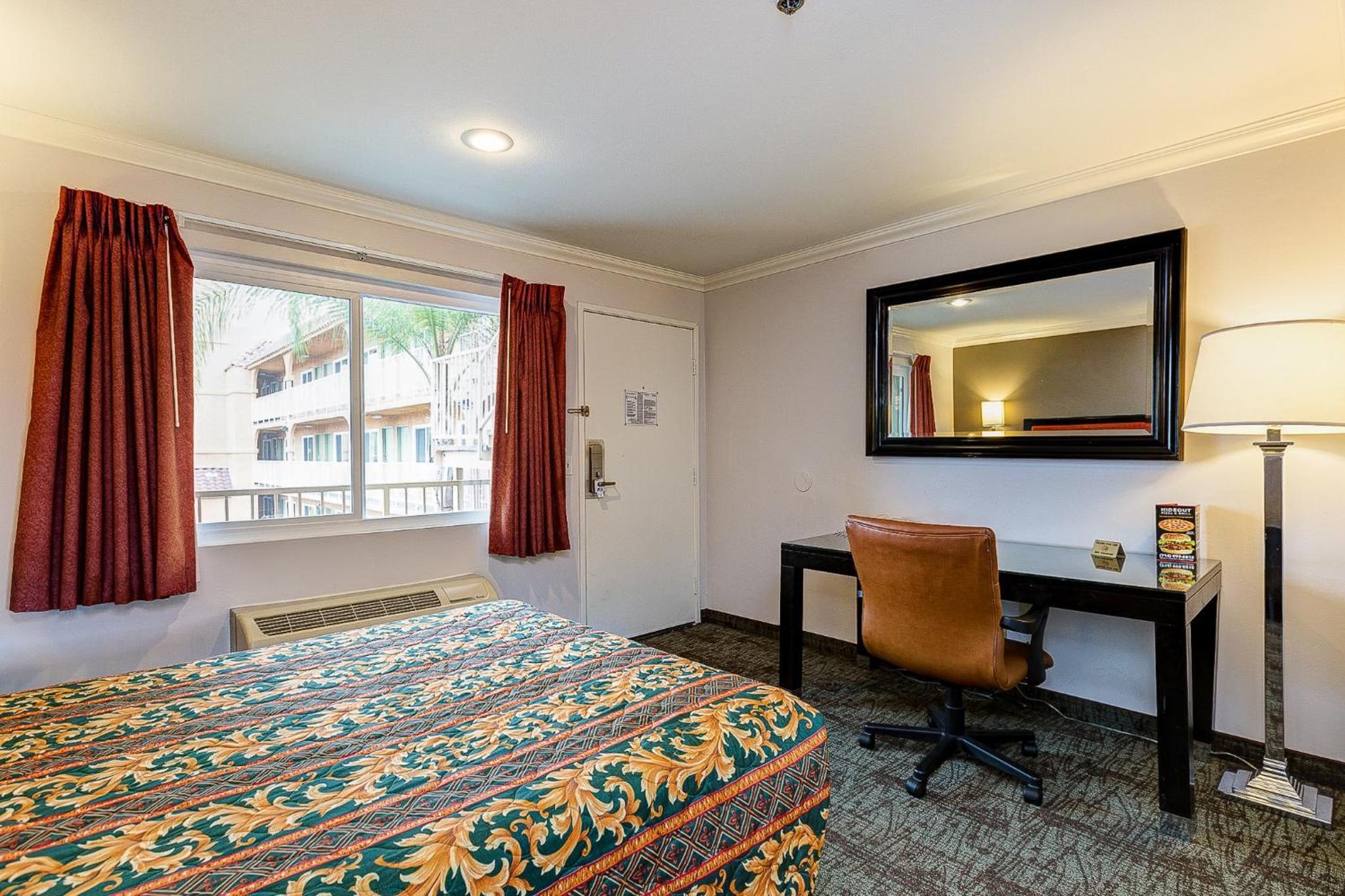 Deluxe Queen Room with Two Queen Beds - Non-Smoking - Photo 4