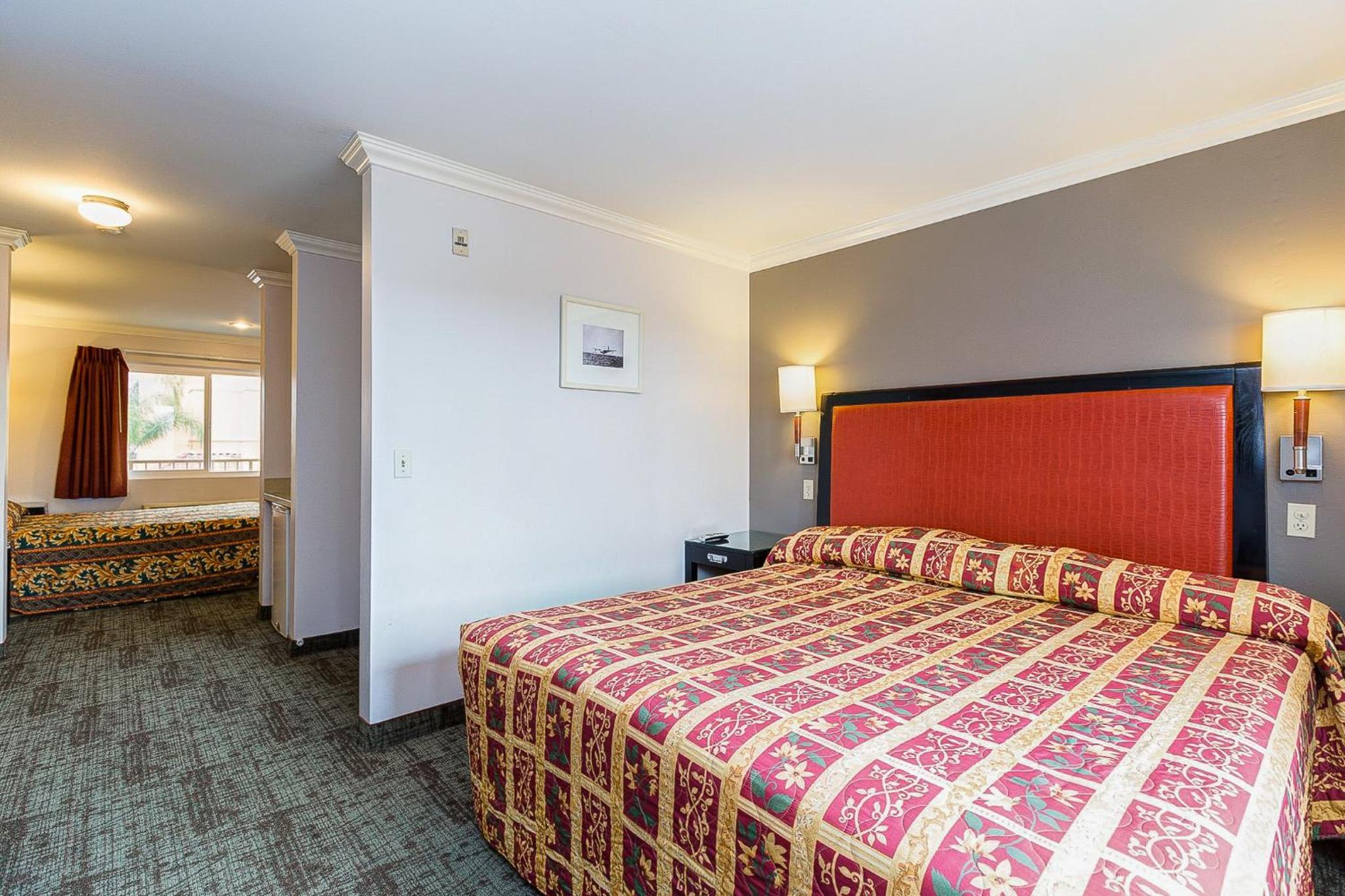 Deluxe Queen Room with Two Queen Beds - Non-Smoking - Photo 5