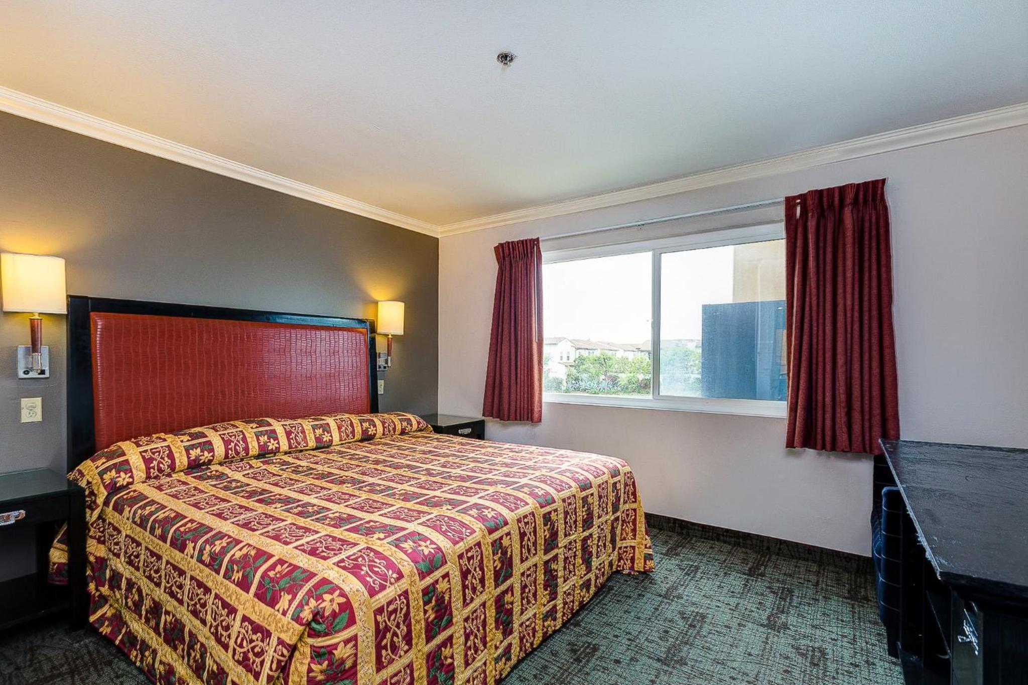 Deluxe Queen Room with Two Queen Beds - Non-Smoking - Photo 6