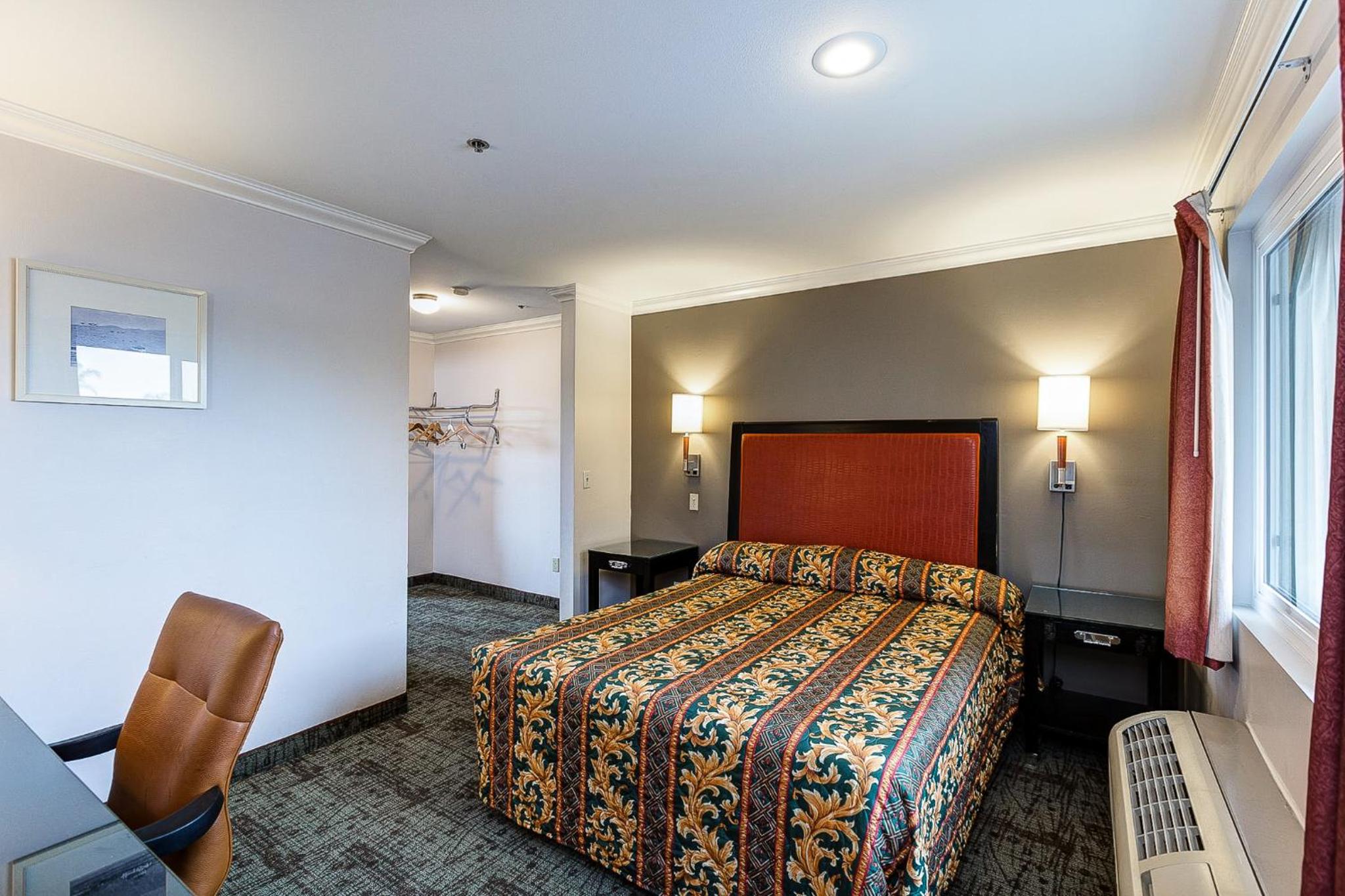 Deluxe Queen Room with Two Queen Beds - Non-Smoking - Photo 2
