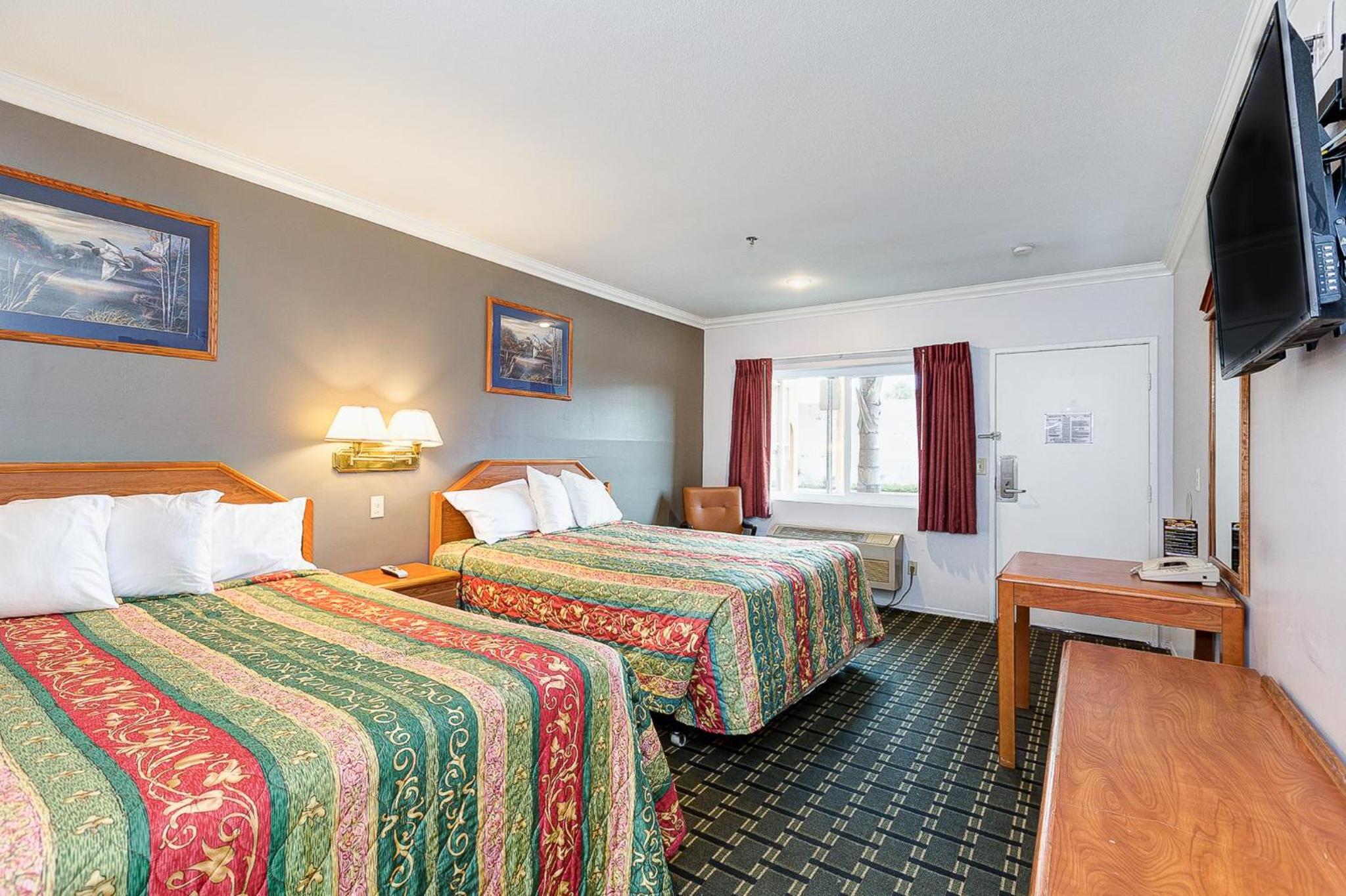 Queen Room with Two Queen Beds - Non-Smoking - Photo 2