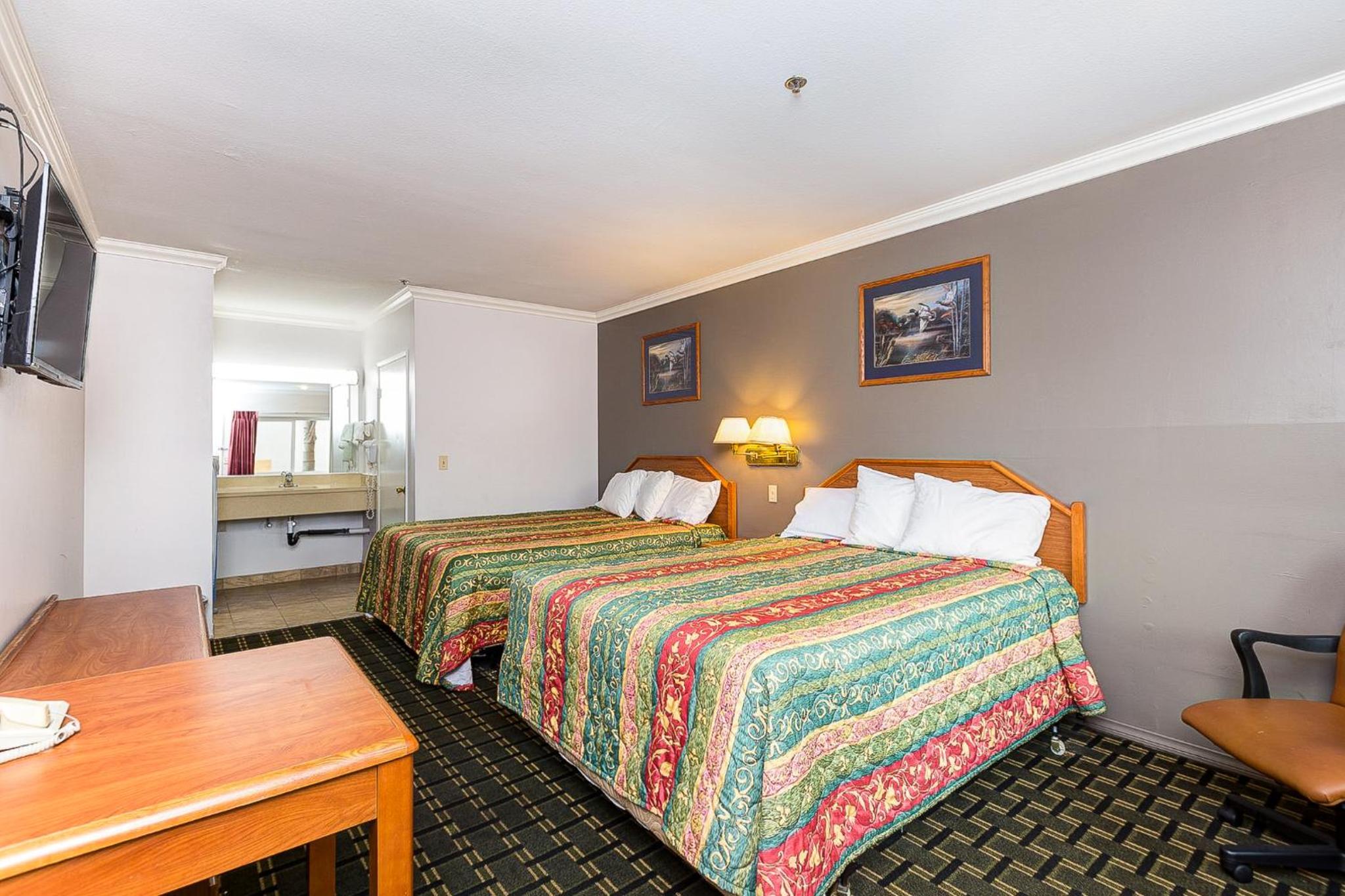 Queen Room with Two Queen Beds - Non-Smoking - Photo 1