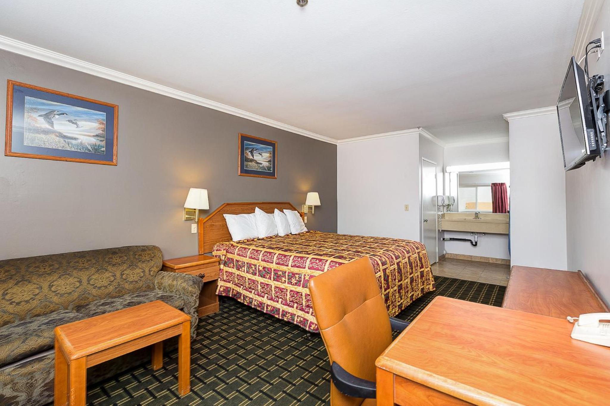 King Room - Non-Smoking - Photo 3