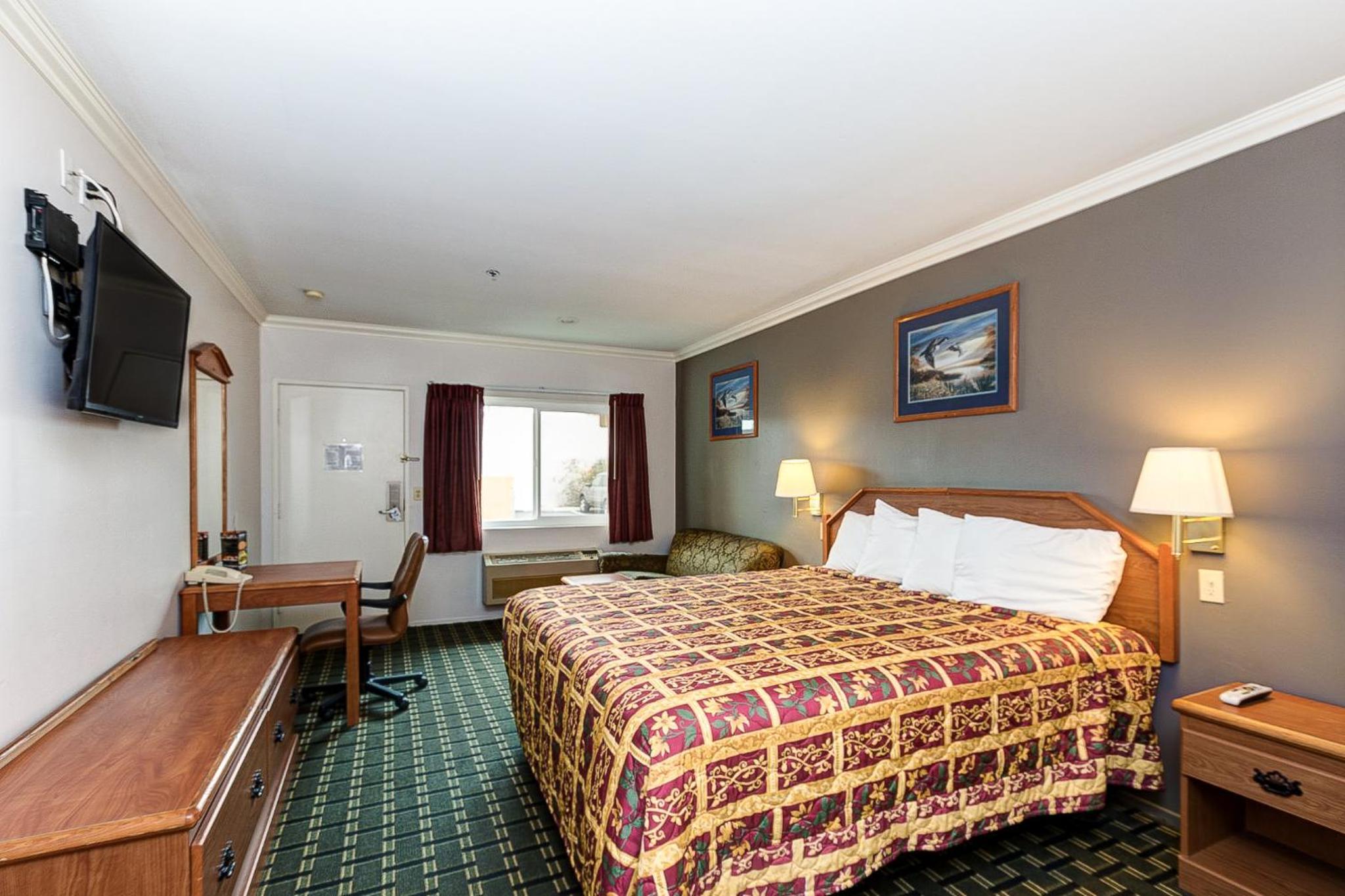 King Room - Non-Smoking - Photo 1