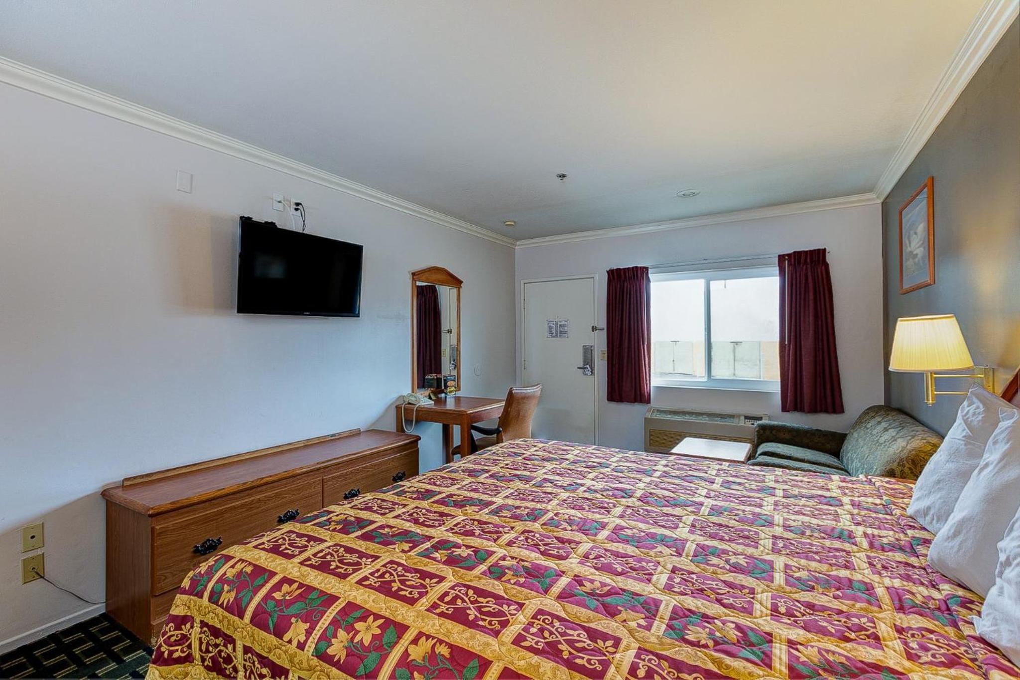 King Room - Non-Smoking - Photo 2