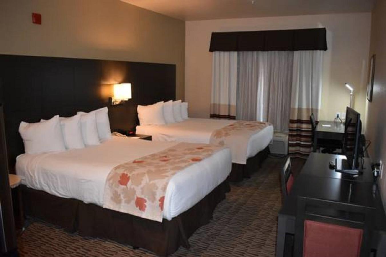 Queen Room w/ Two Queen Beds - Non Smoking - Photo 4