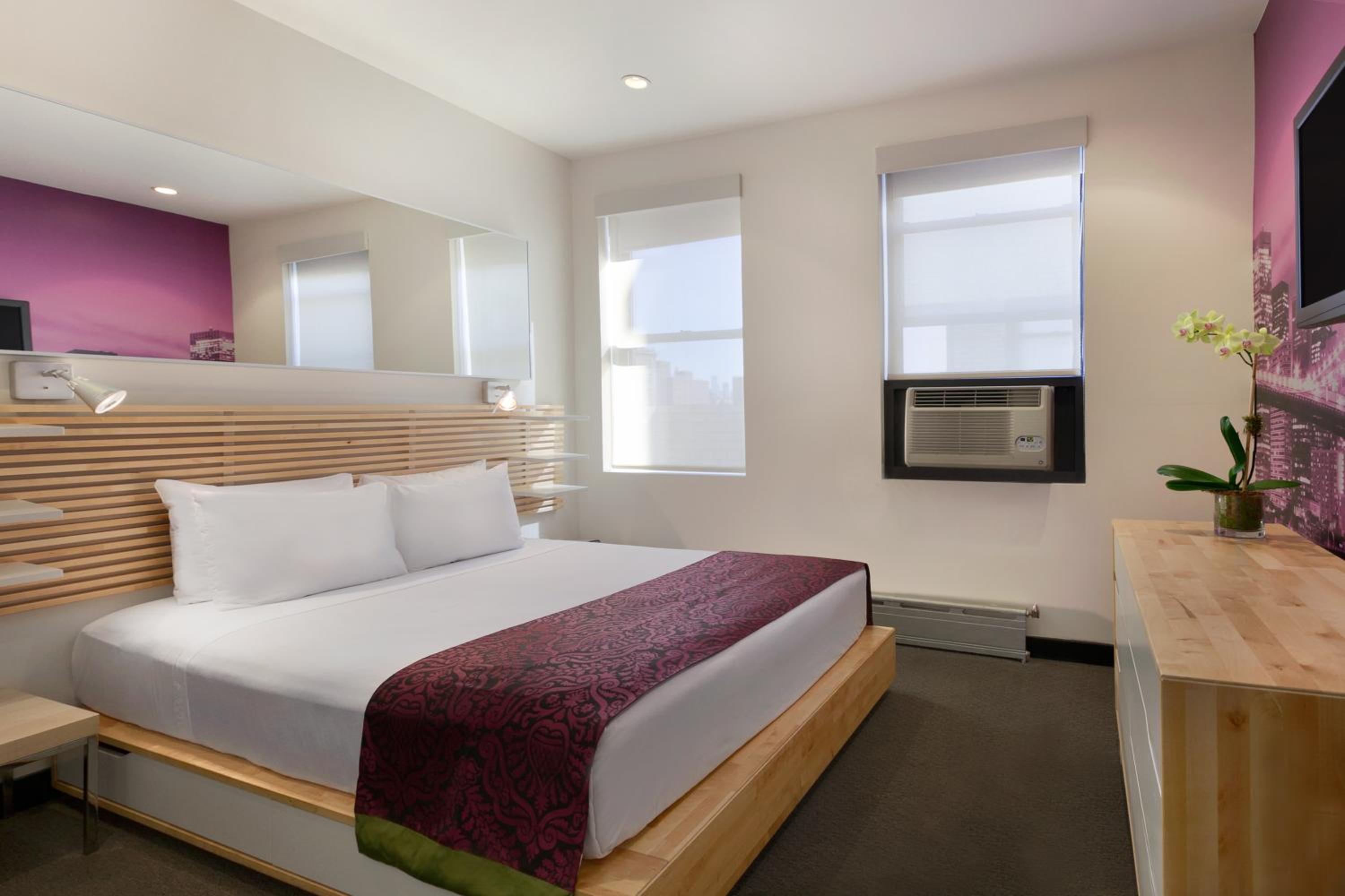 Silver, 1 King Bed photo 2