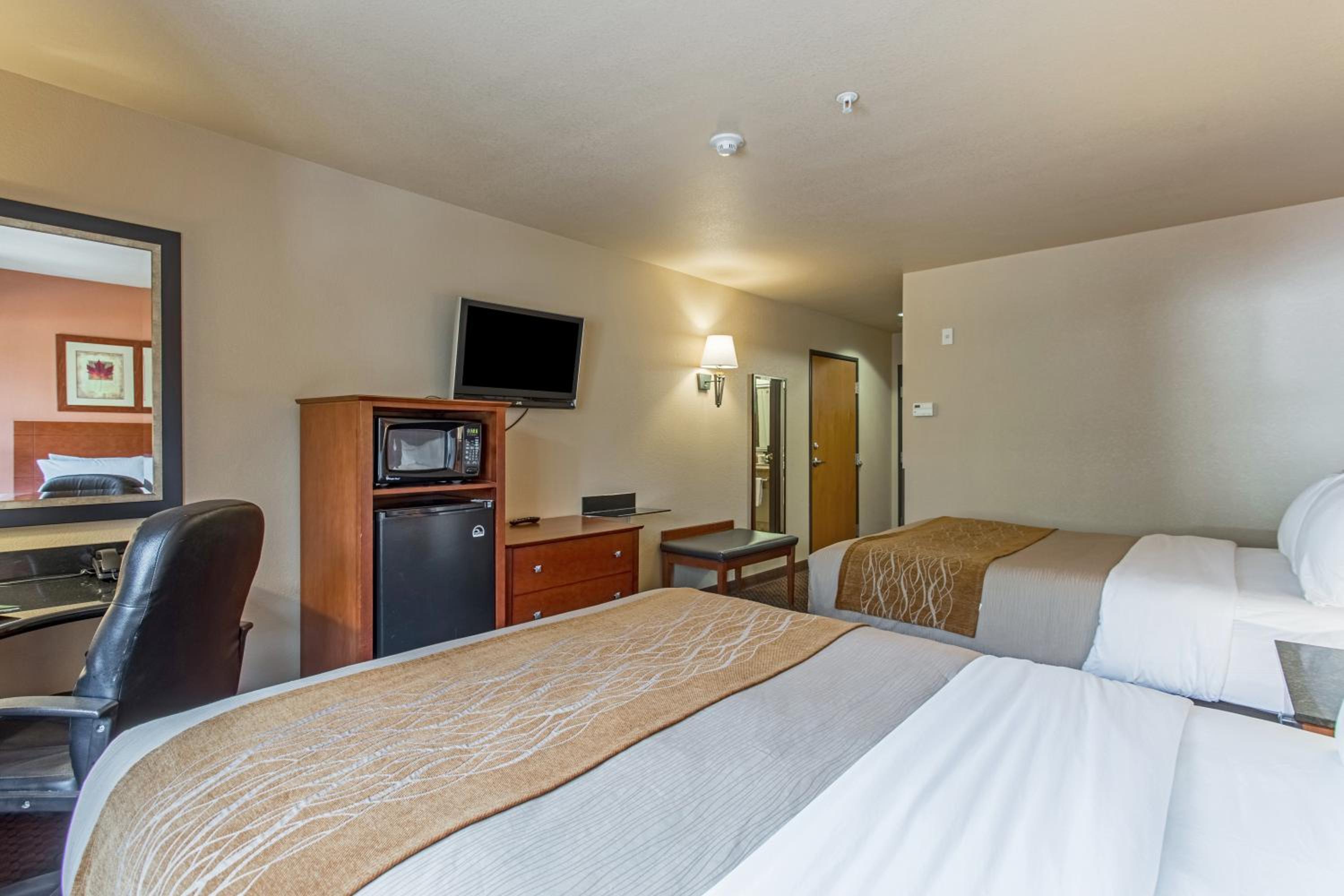 Queen Room with Two Queen Beds - Photo 3