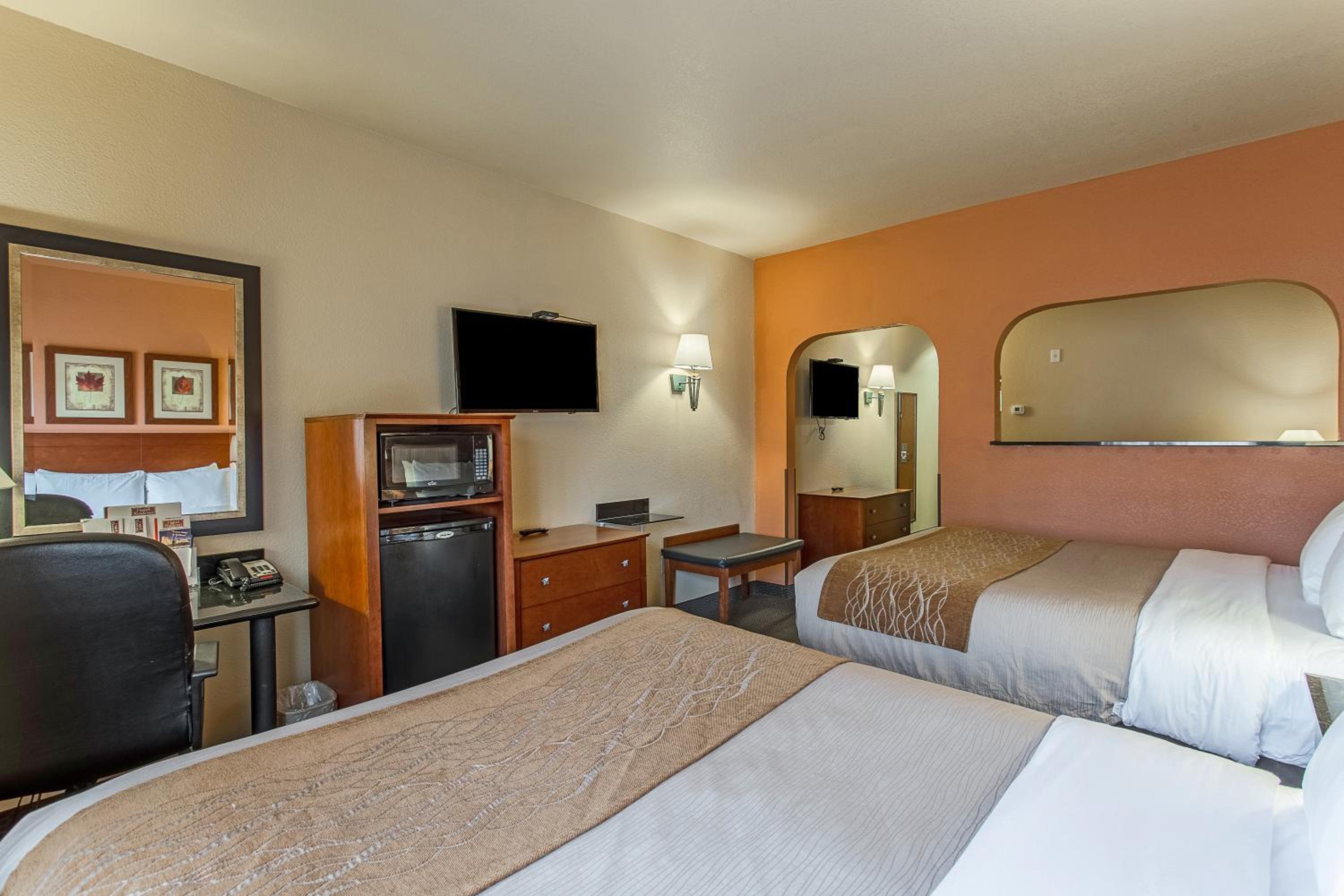 Queen Room with Two Queen Beds - Photo 2