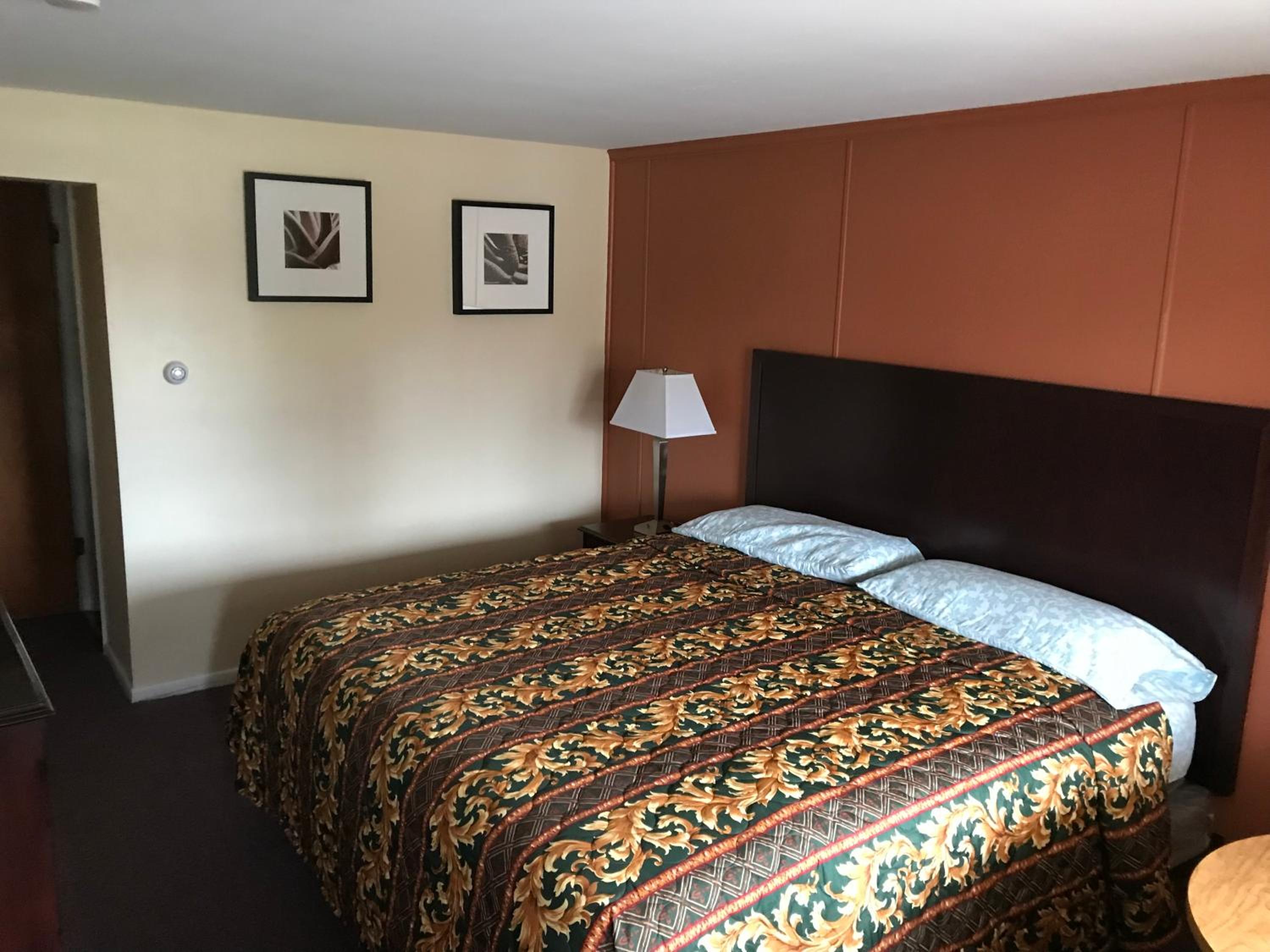 Queen Room photo 1