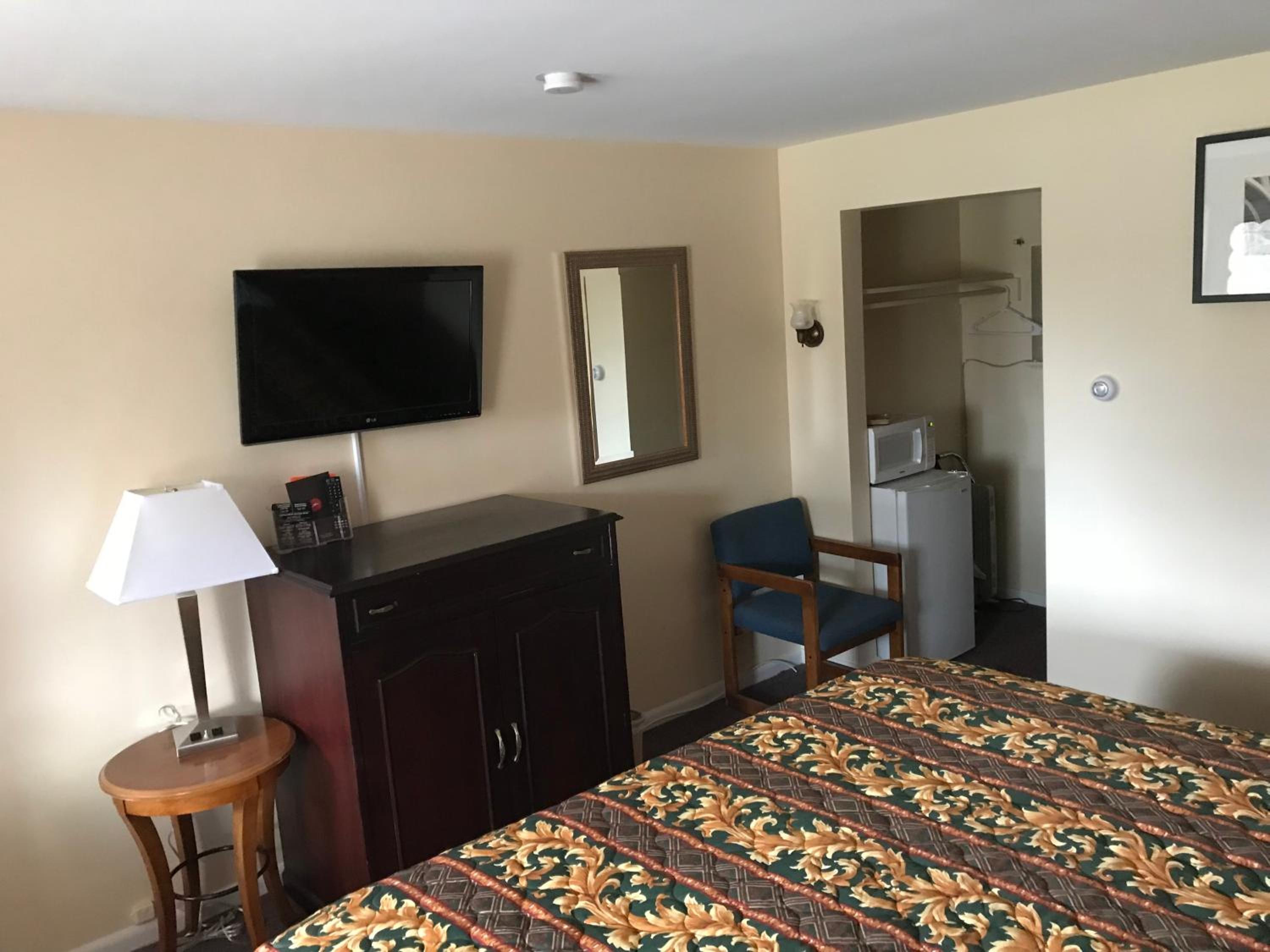 Queen Room photo 2