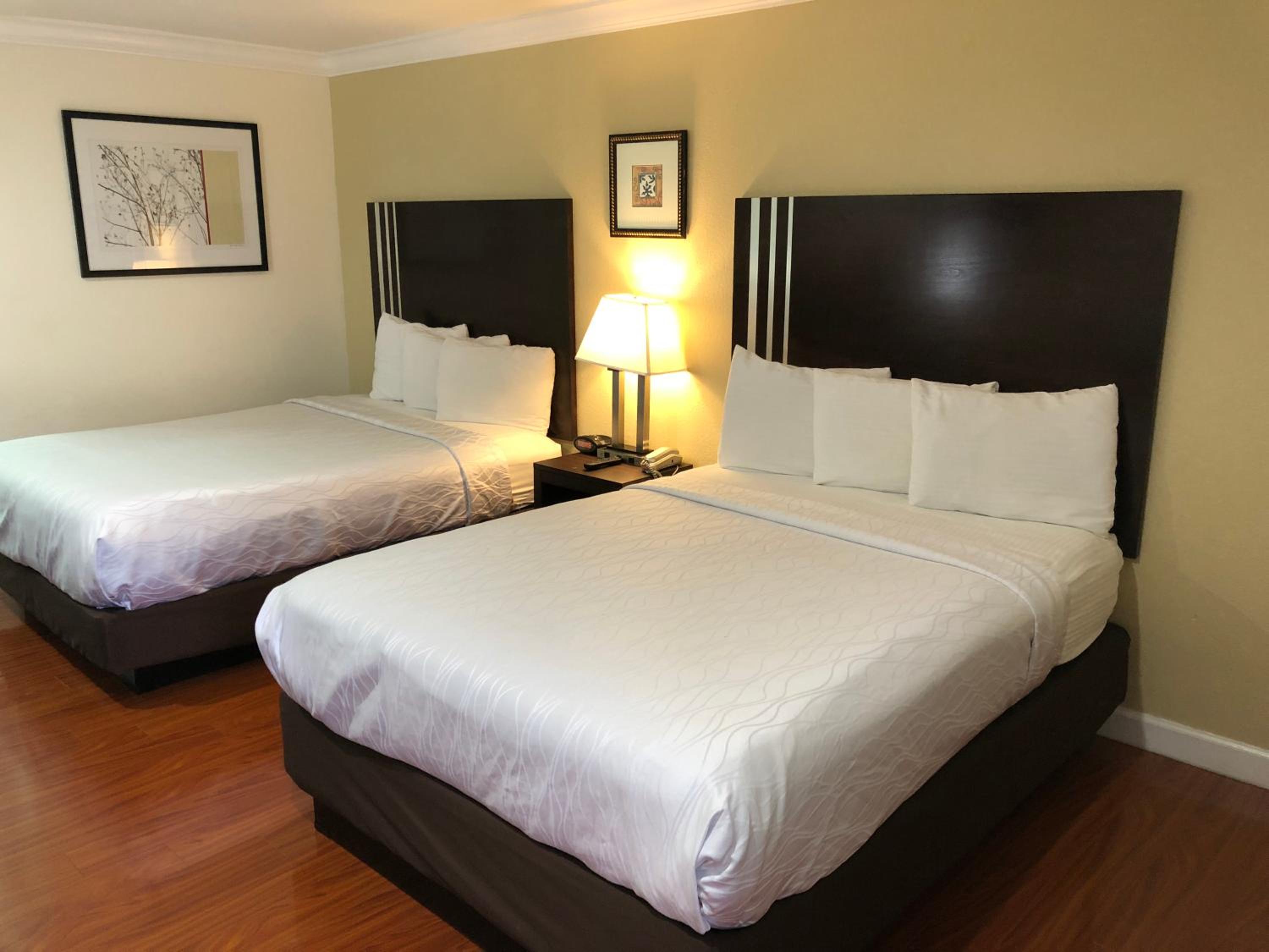 Queen Room with Two Queen Beds - Photo 2