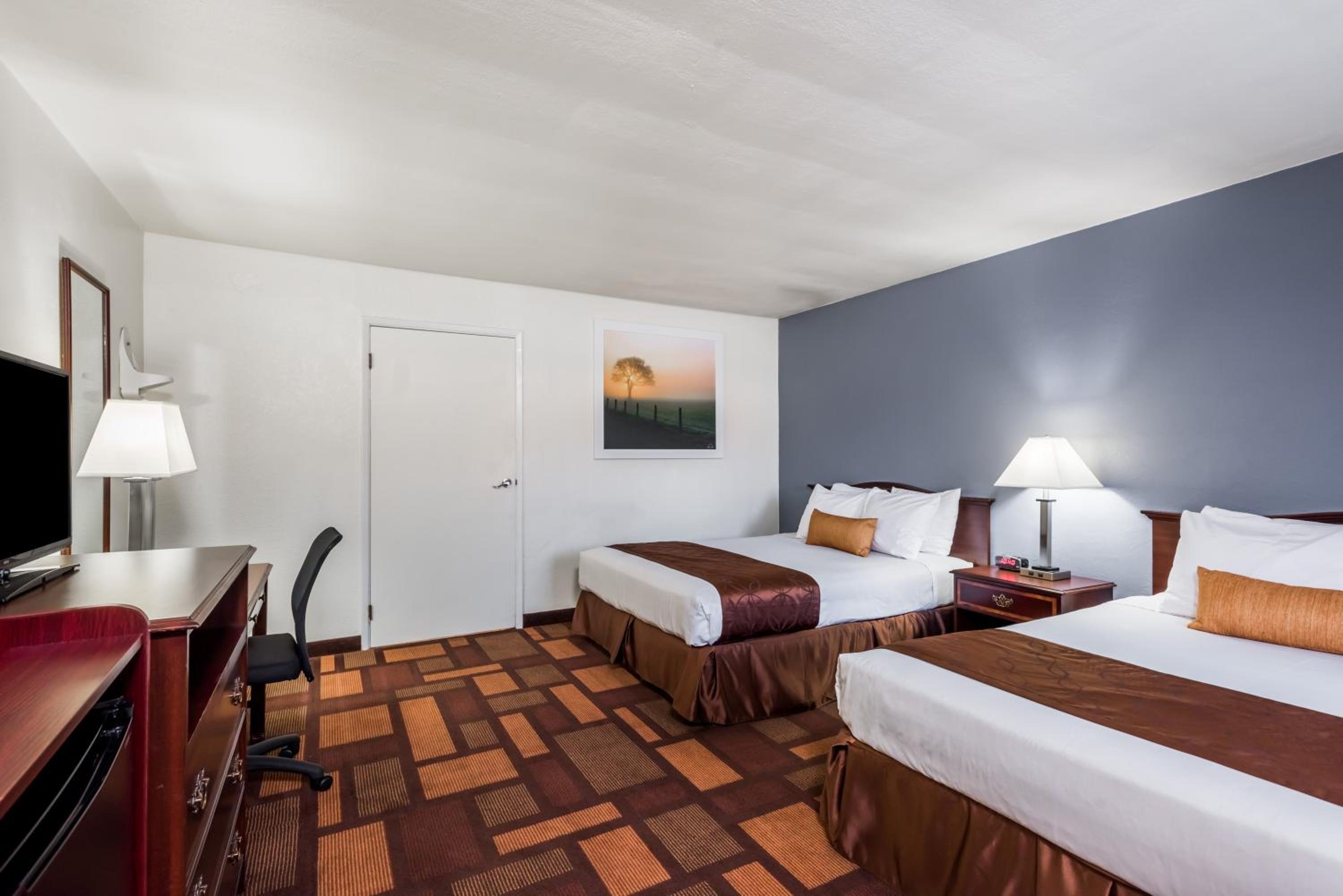 Queen Room with Two Queen Beds and Mobility/Hearing Access - Non-Smoking photo 3