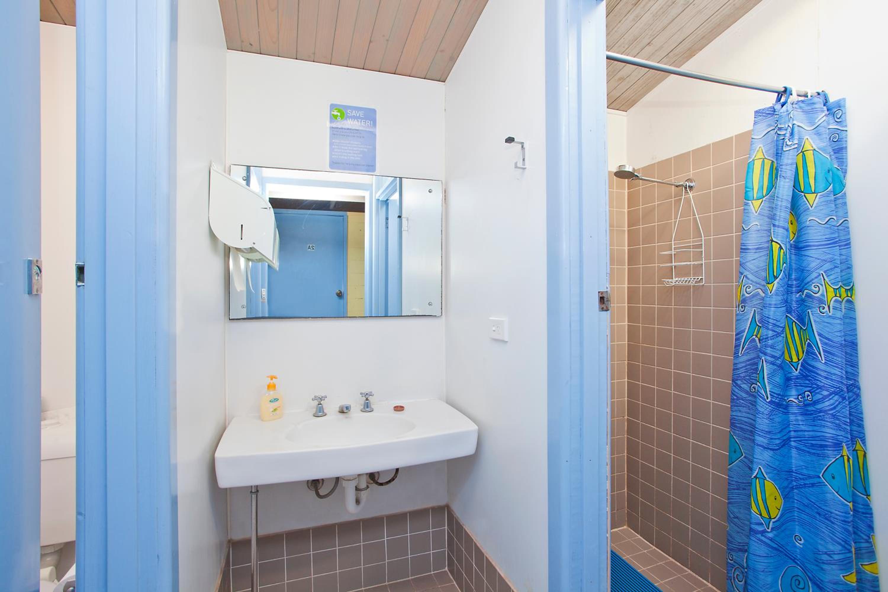 Family Room with Private Bathroom - Photo 2