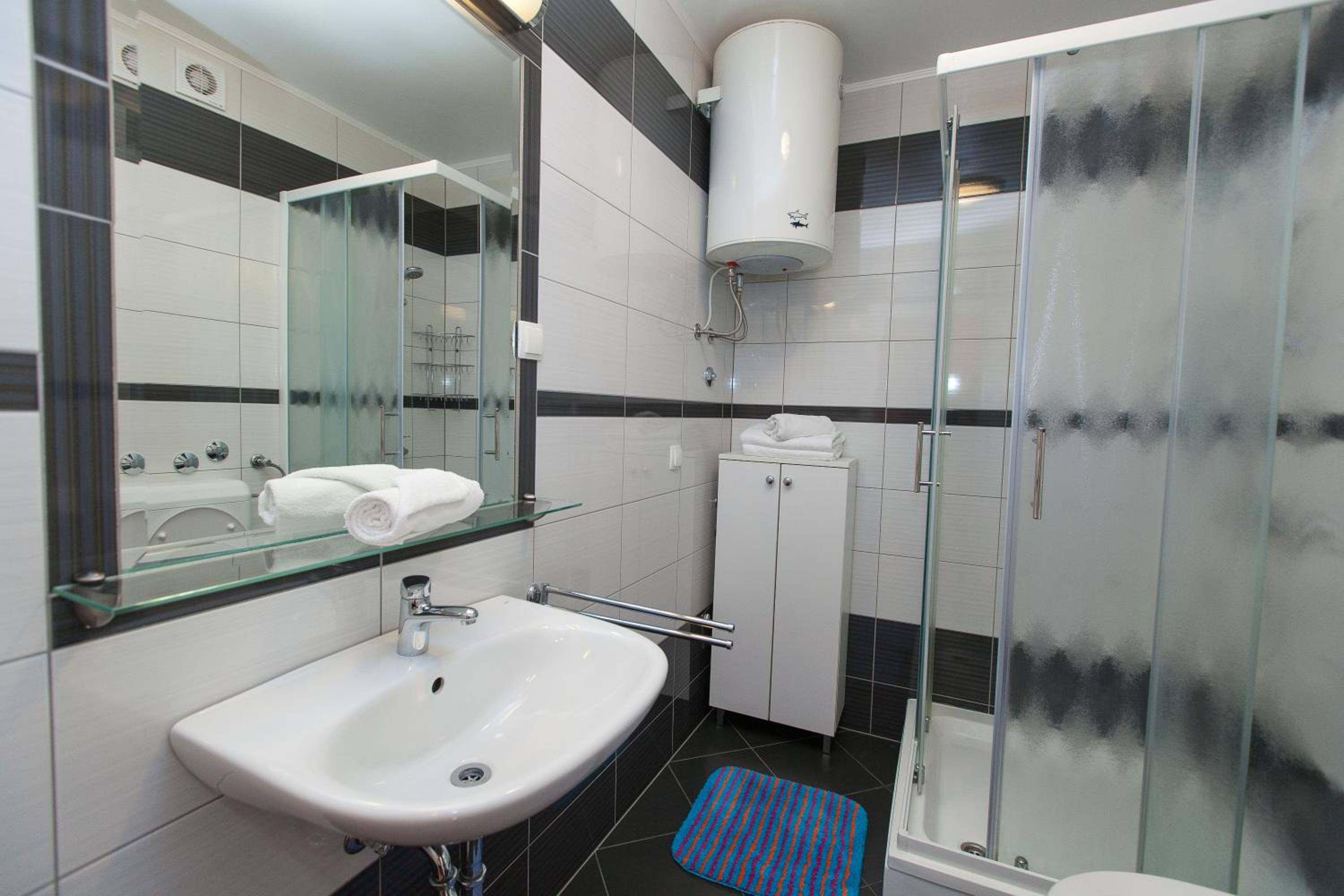 One-Bedroom Apartment with Sea View - Photo 16