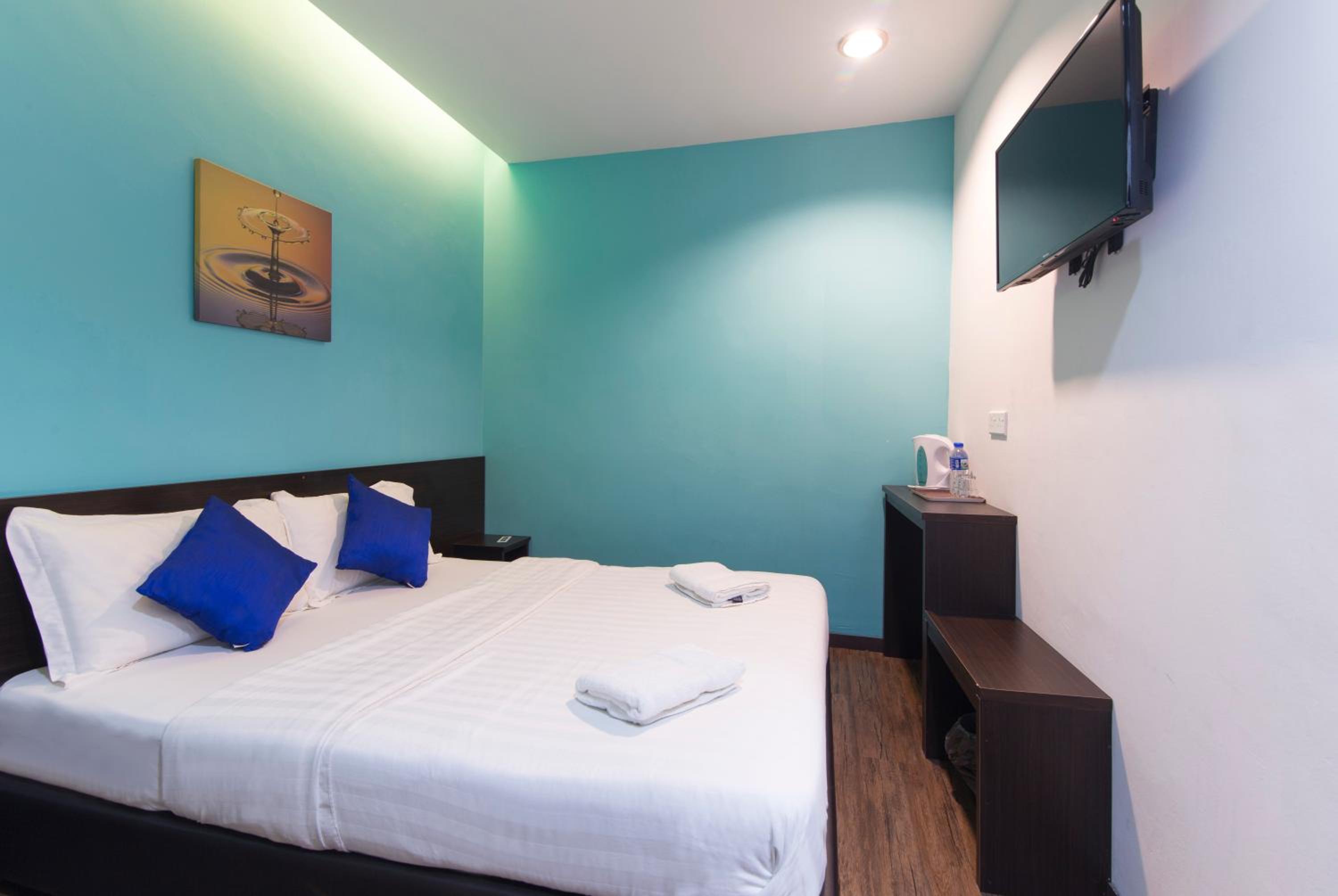 Deluxe Queen Room - Photo 9