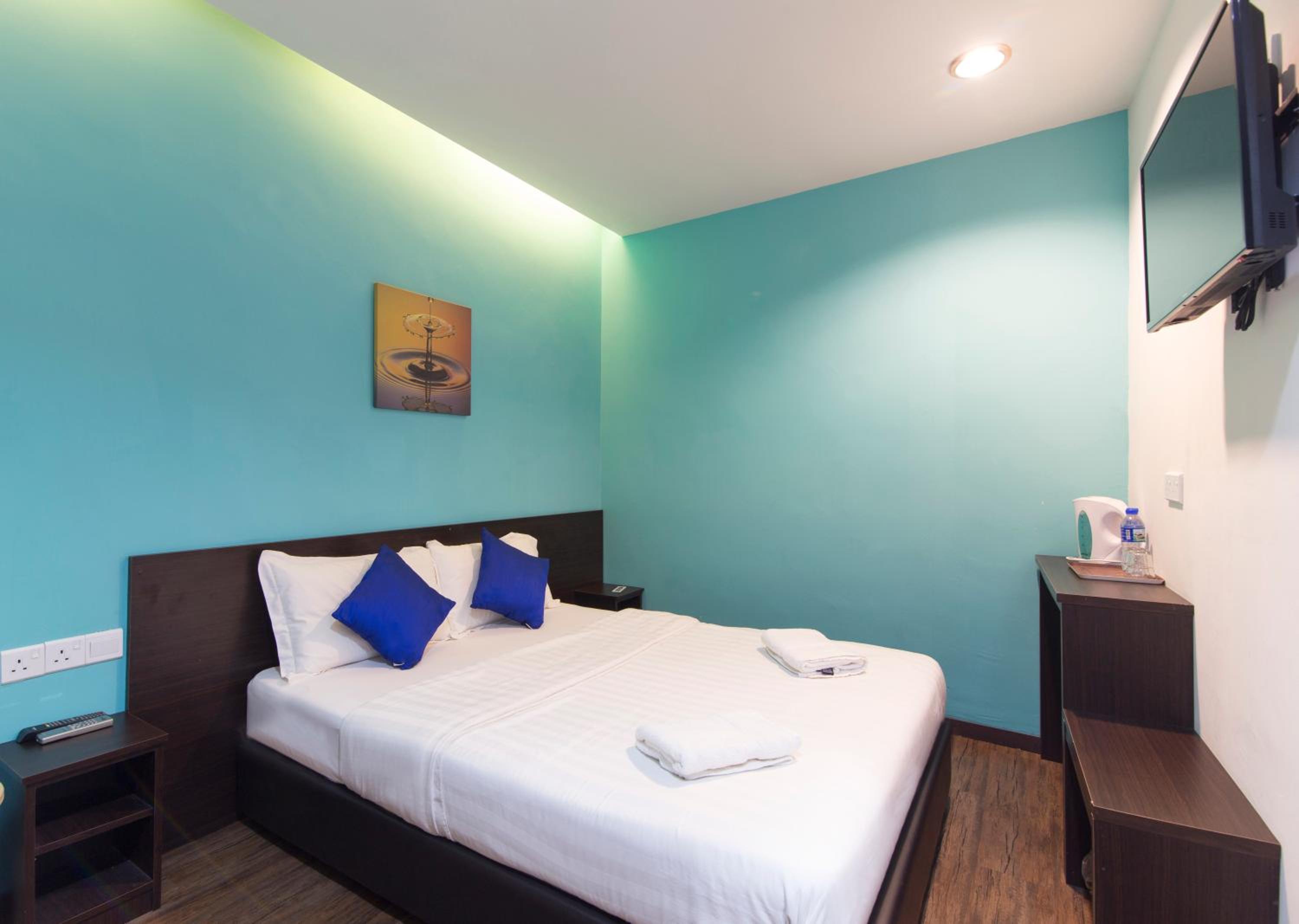 Deluxe Queen Room - Photo 11