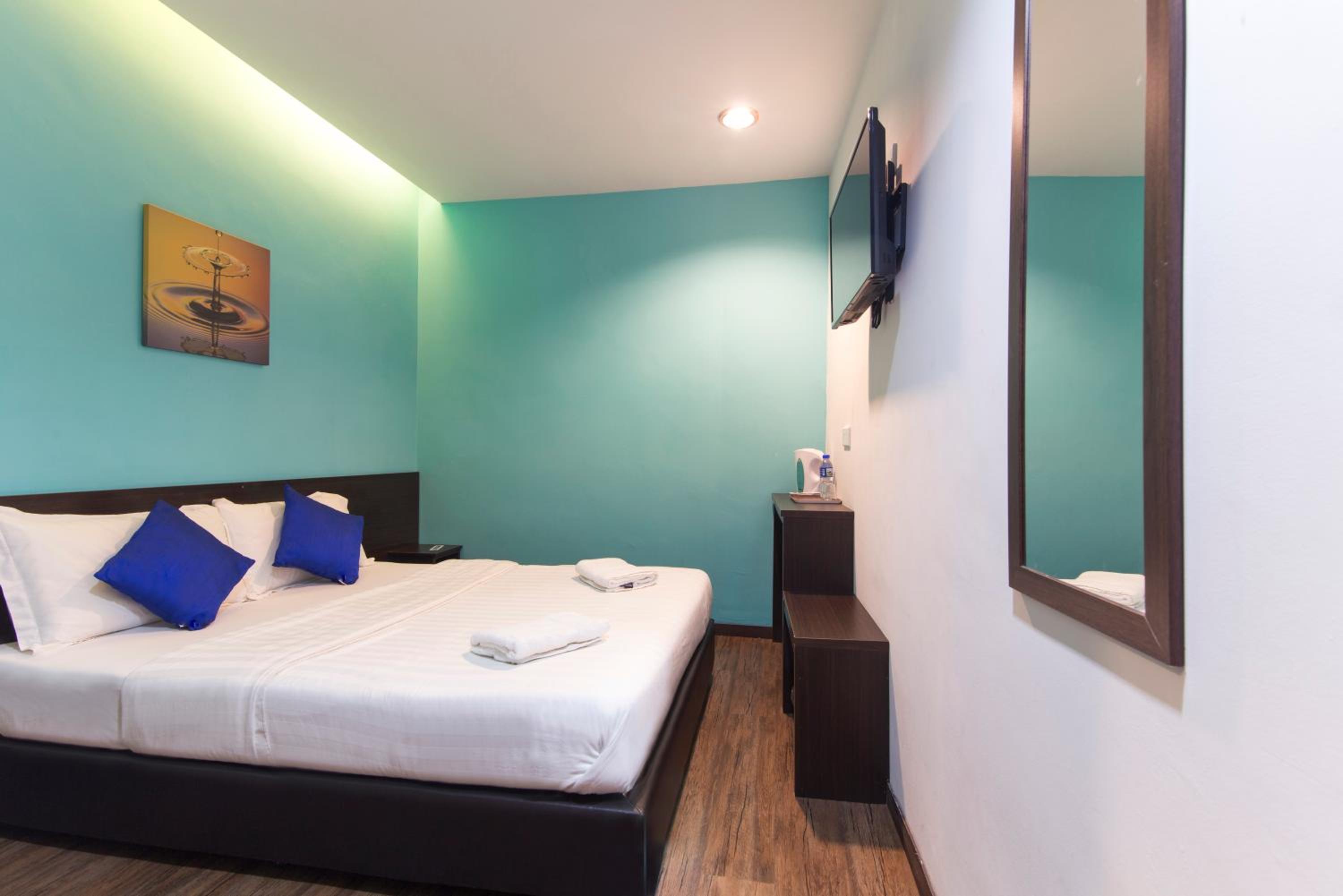 Deluxe Queen Room - Photo 12