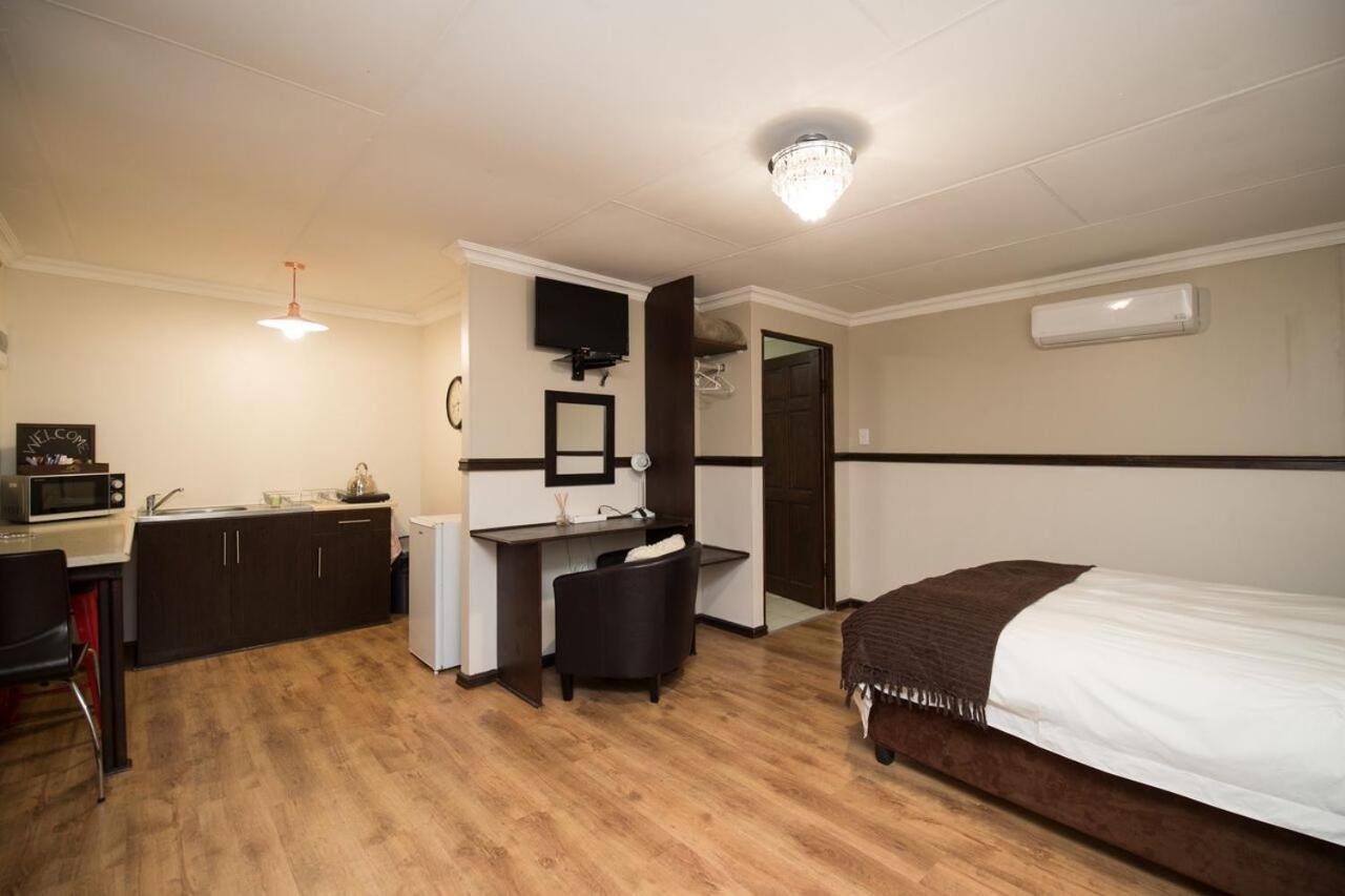 One-Bedroom House - Photo 37