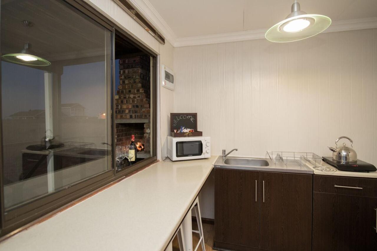 One-Bedroom House - Photo 2