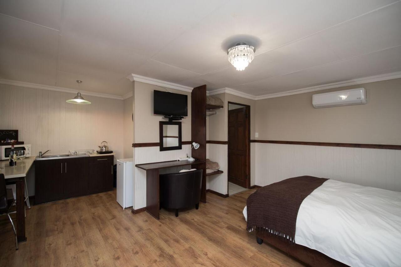One-Bedroom House - Photo 6