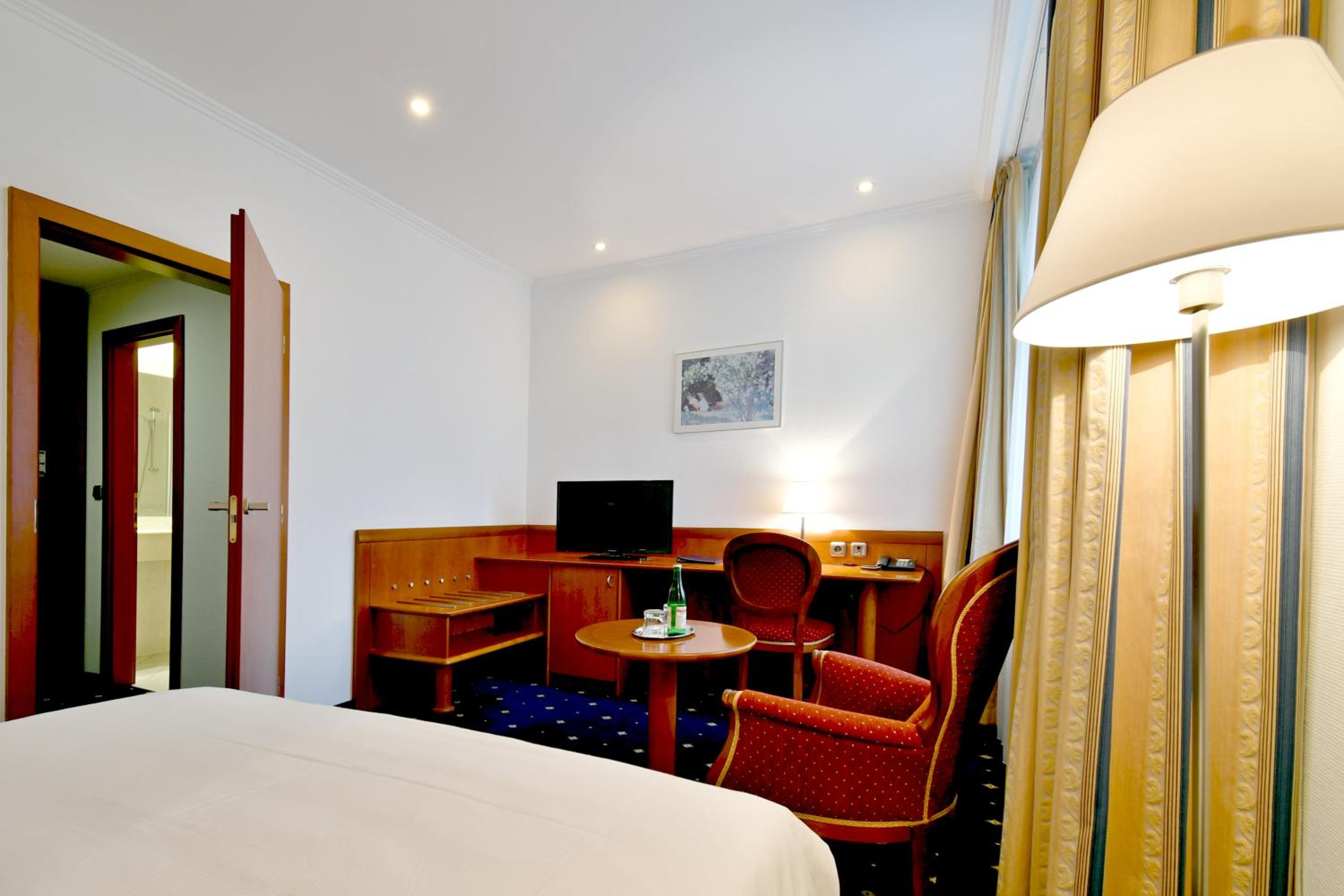Double or Twin Room thumbnail 6