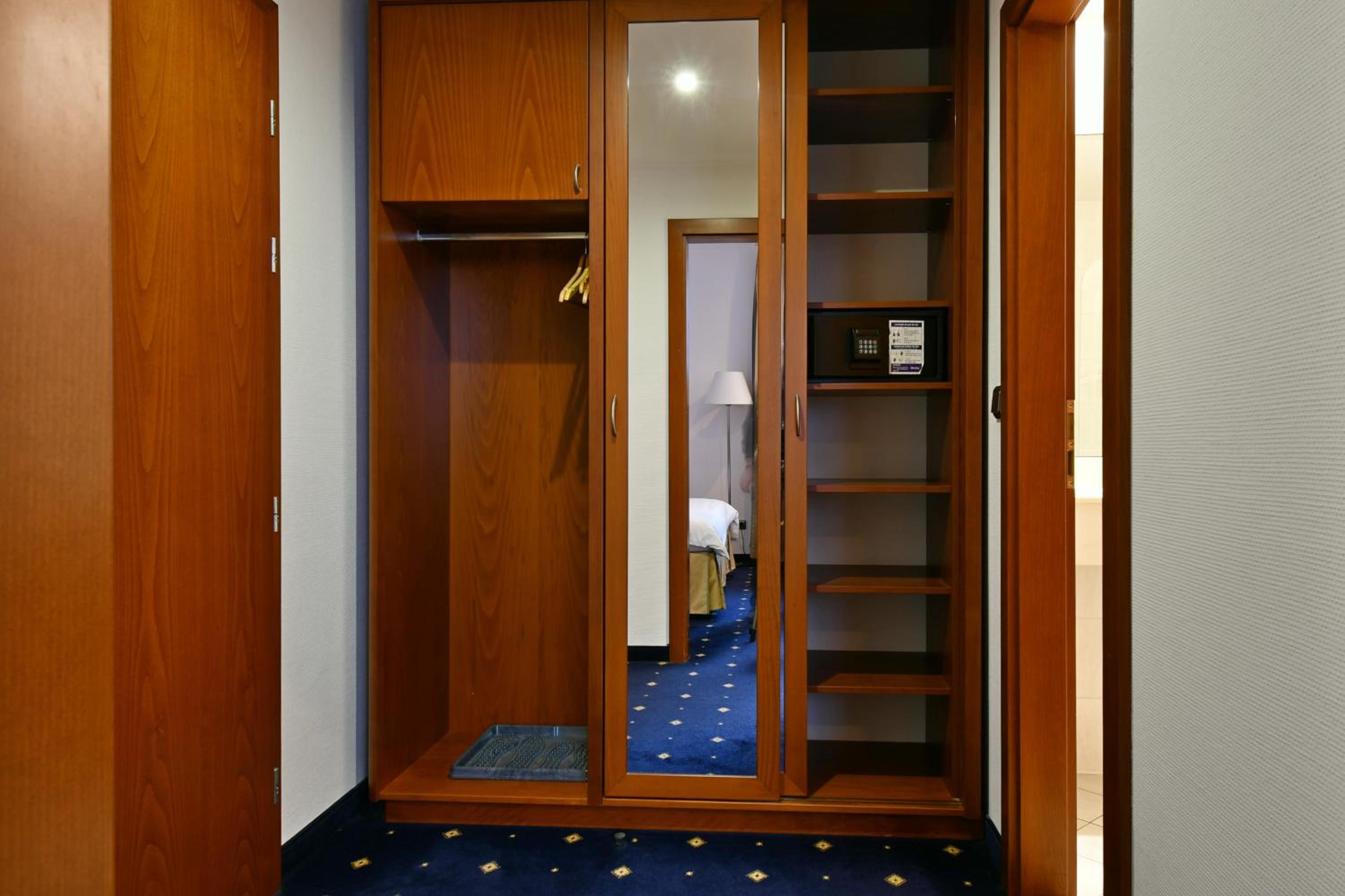 Single Room thumbnail 5