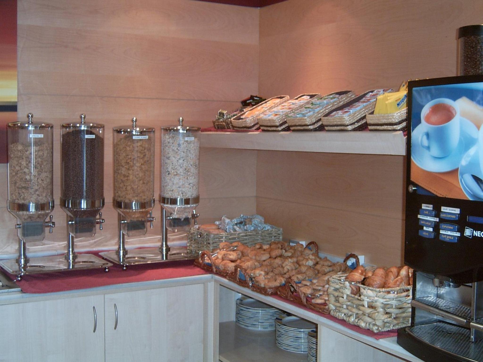 Standard Room with Free Breakfast - Photo 4