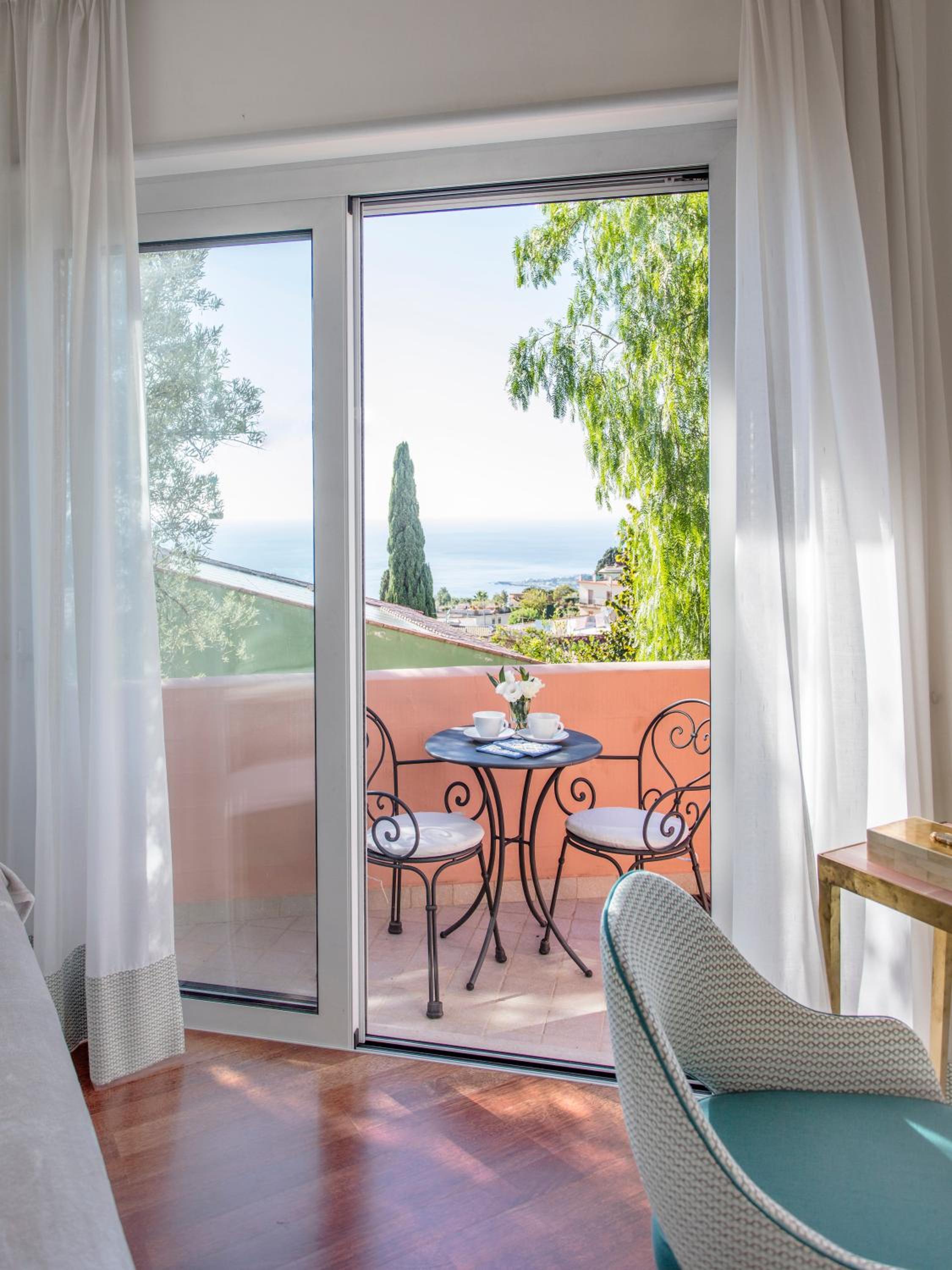 One-Bedroom Apartment with Sea View - Separate Building photo 2