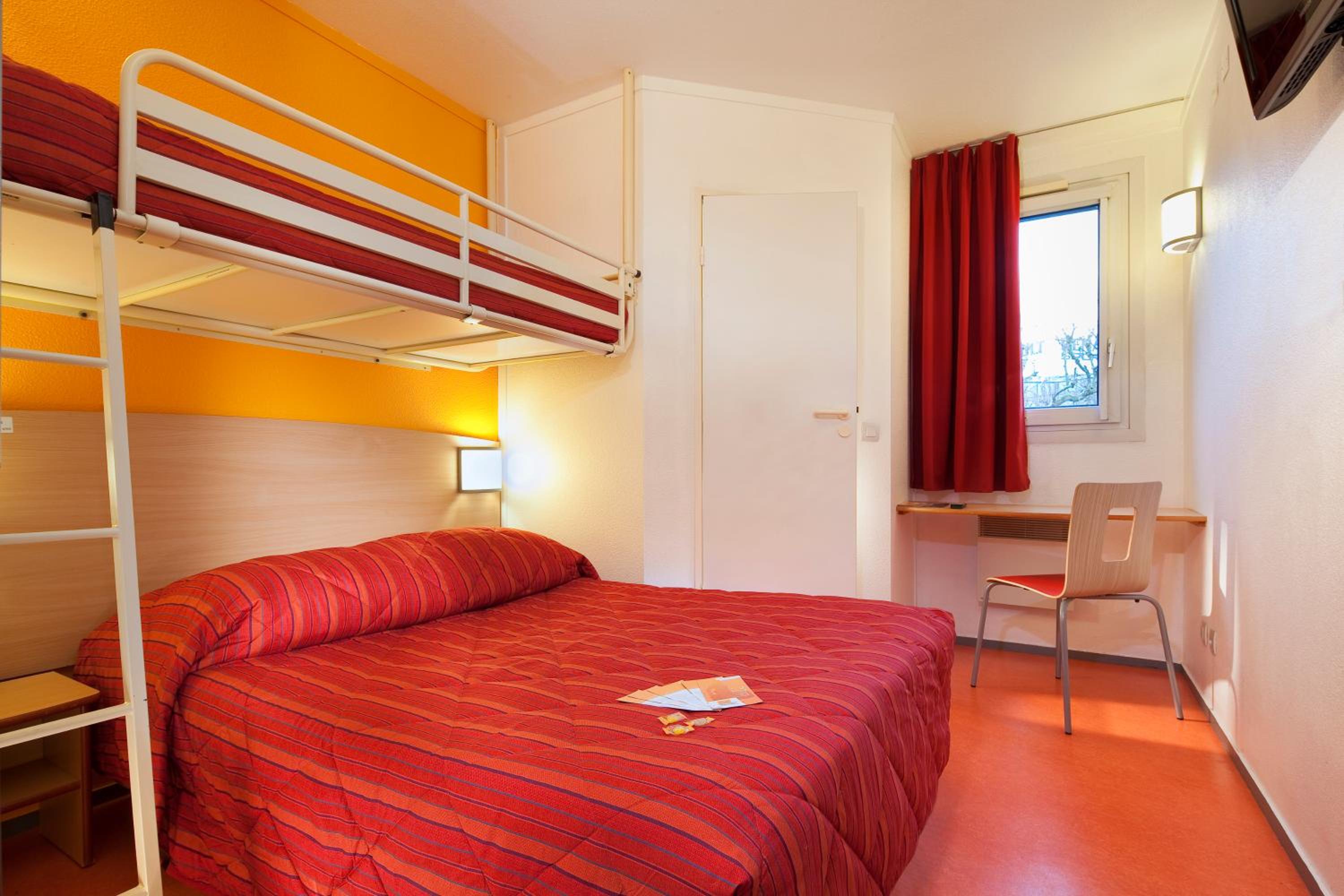 Triple Room (1 Double Bed + 1 Single Bed) photo 1
