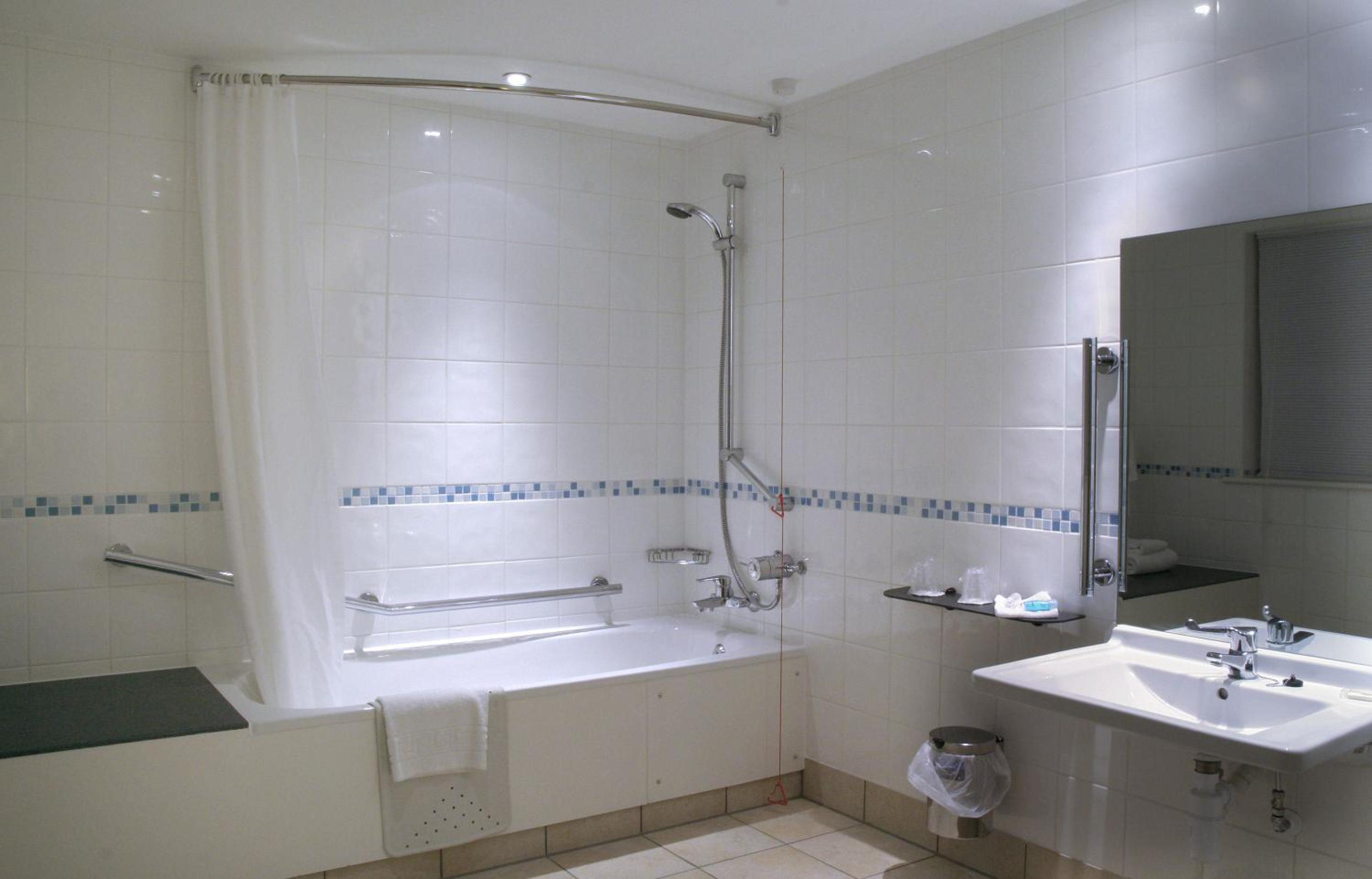 Double Room with Mobility Accessible Roll In Shower - Photo 5