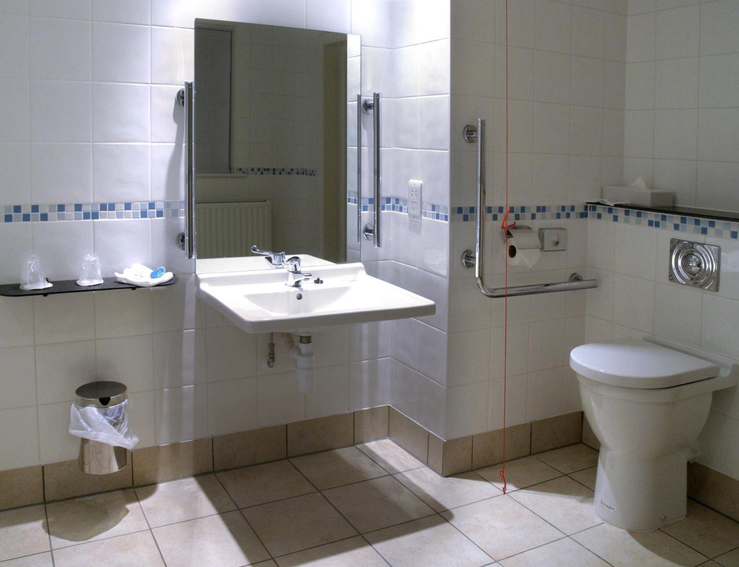 Double Room with Mobility Accessible Roll In Shower - Photo 4