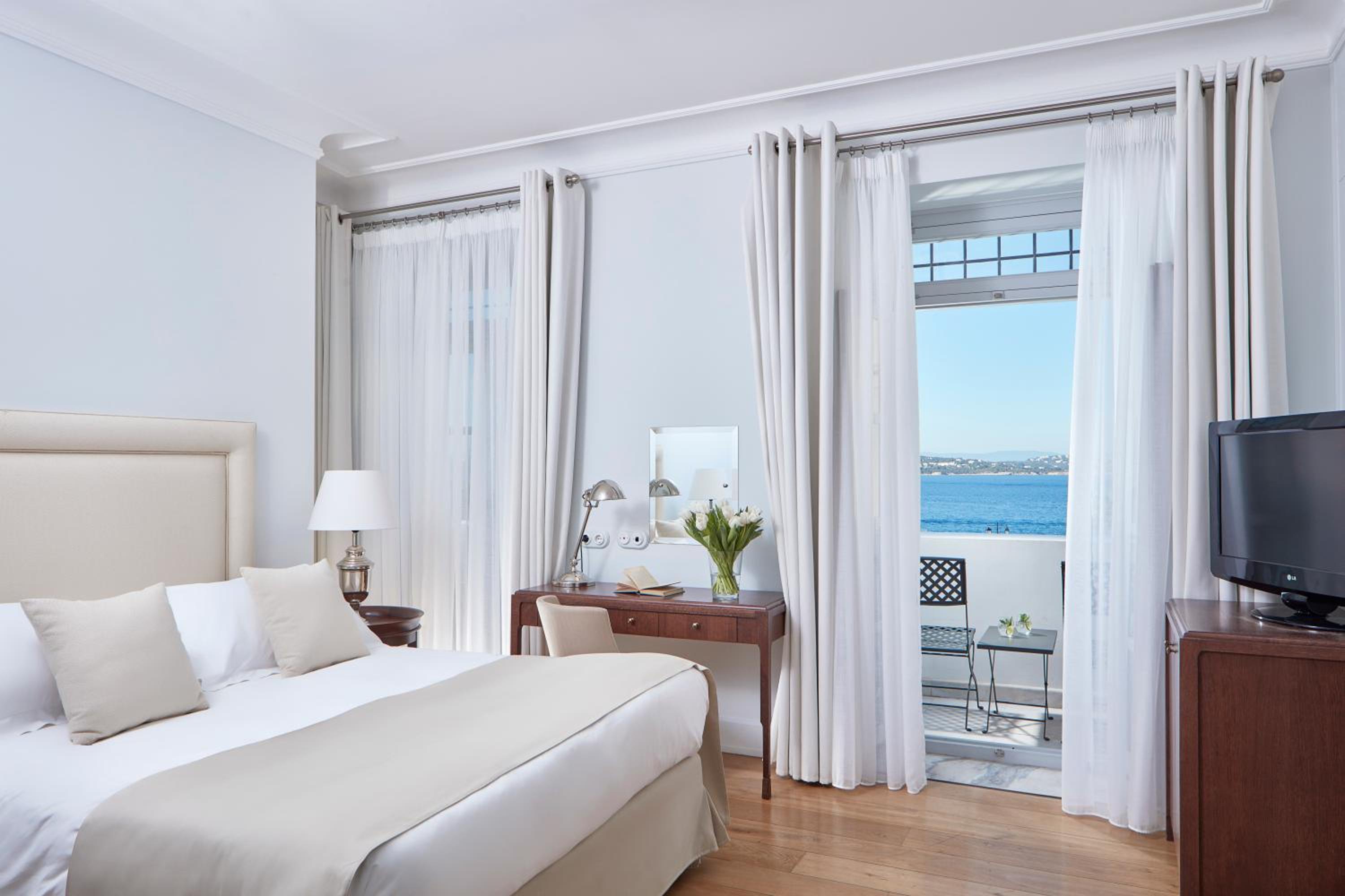 Deluxe Double Room with Partial Sea View - Photo 3
