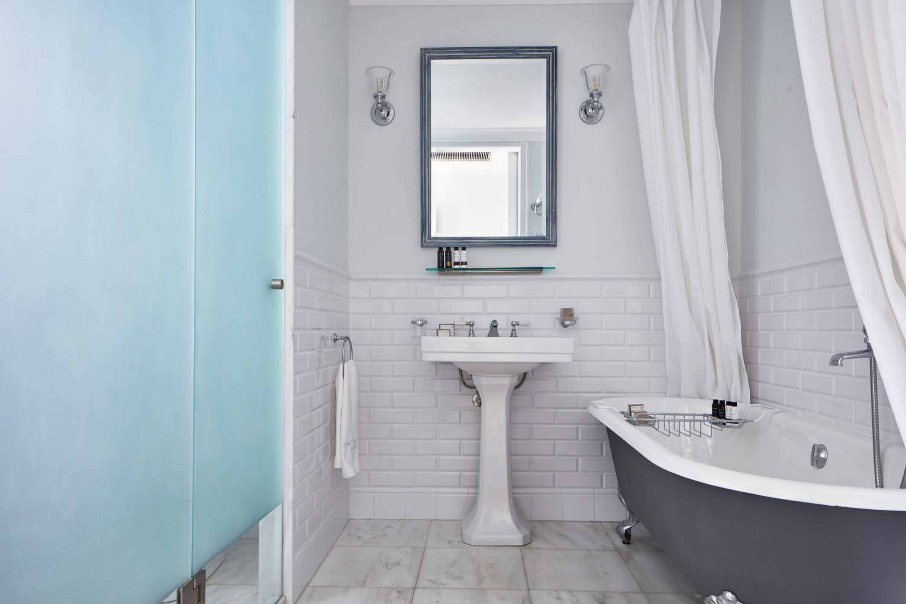 Deluxe Double Room with Partial Sea View - Photo 6