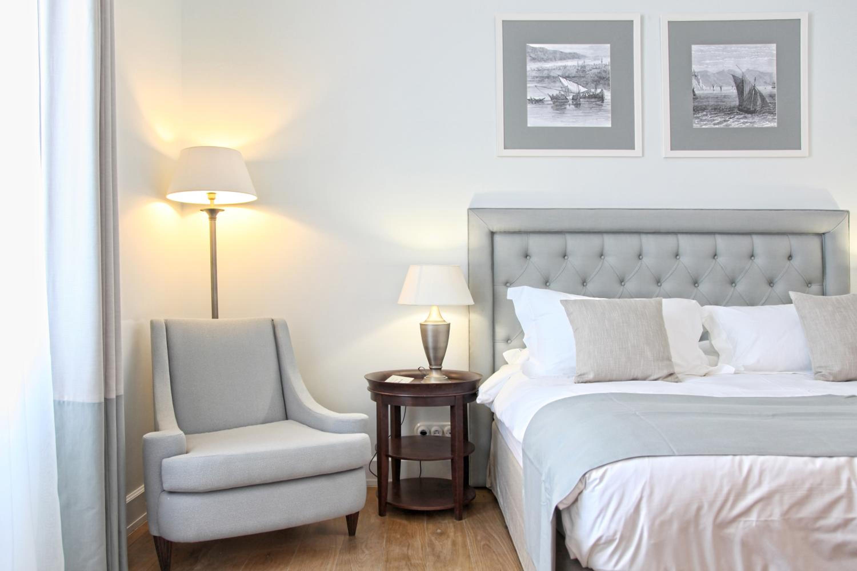 Deluxe Double Room with Partial Sea View - Photo 10