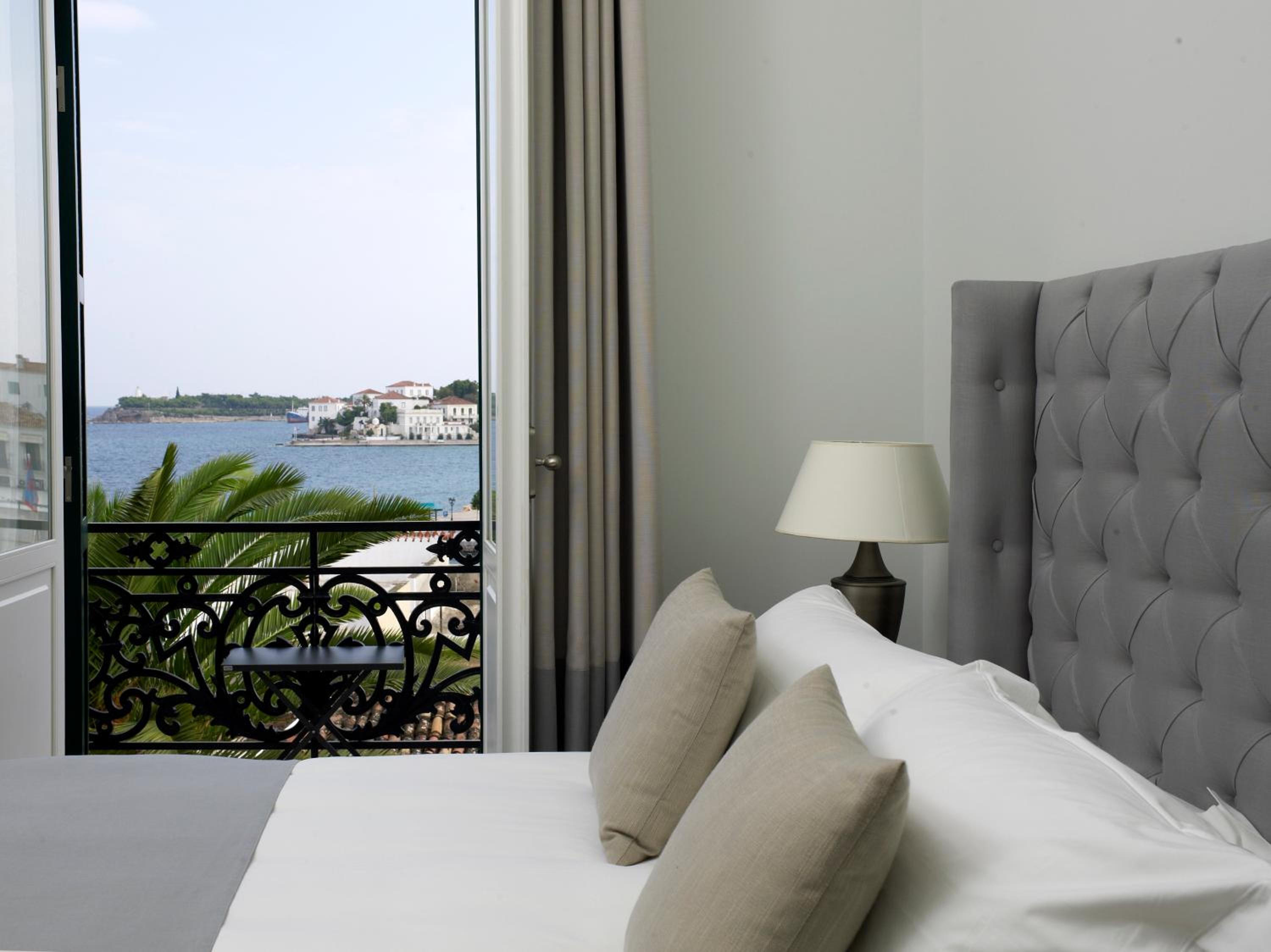 Deluxe Double Room with Partial Sea View - Photo 2