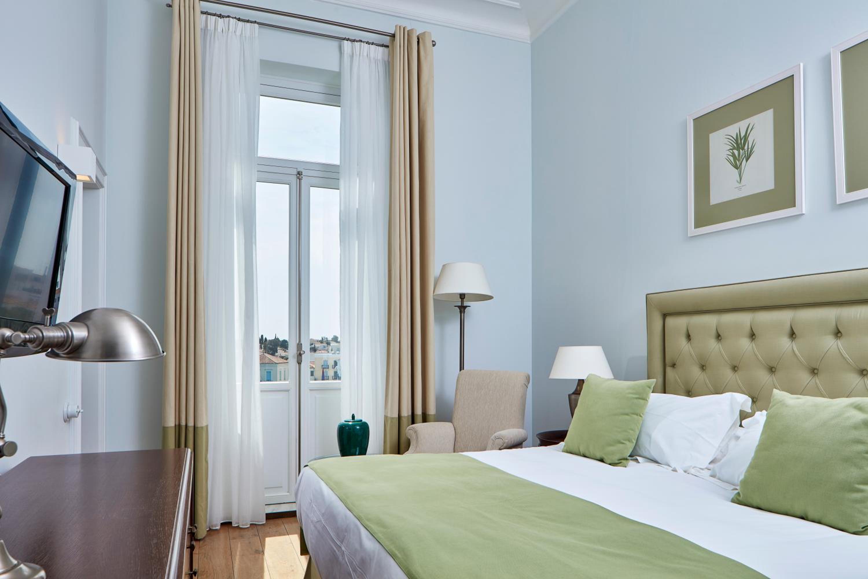Deluxe Double Room with Partial Sea View - Photo 9