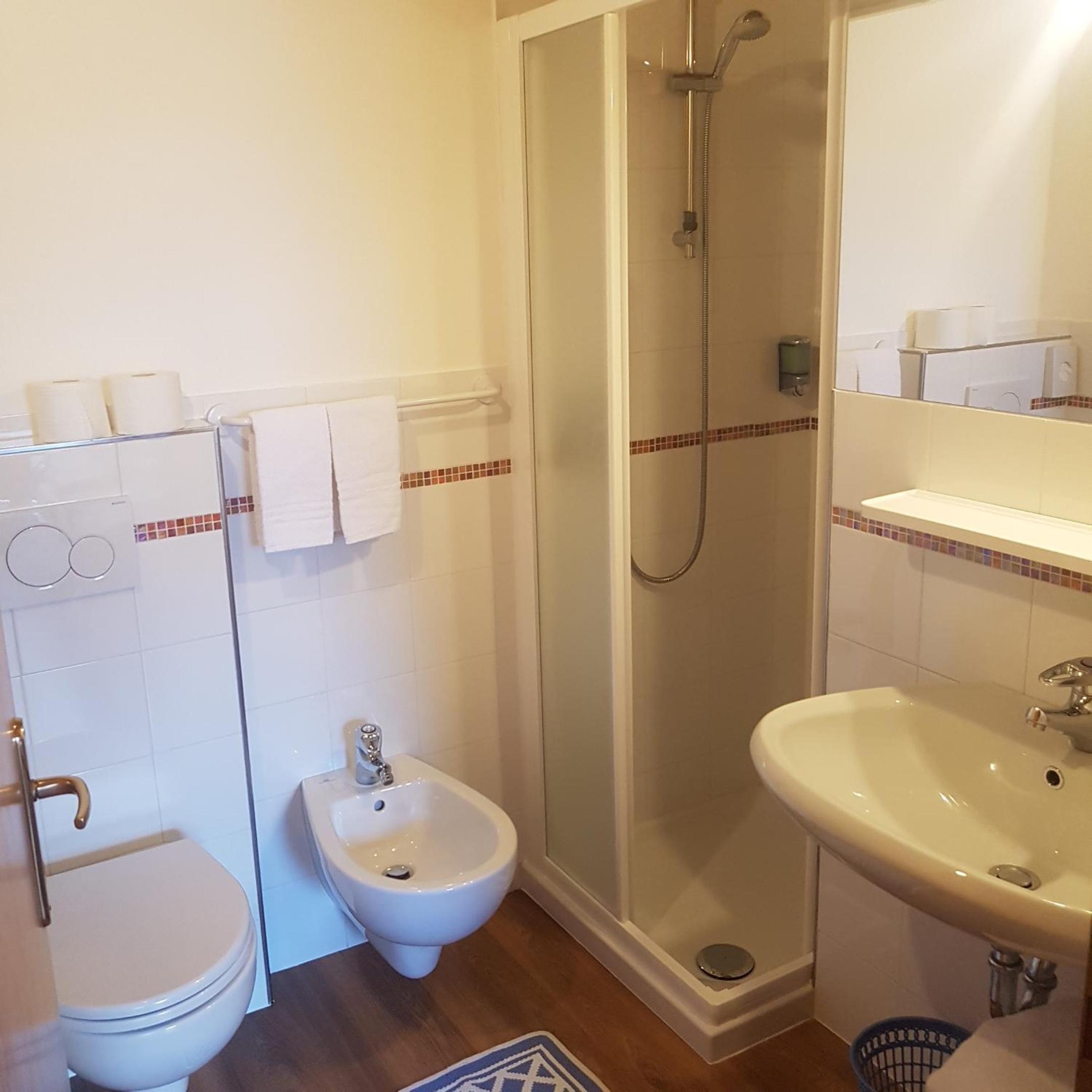Economy Double or Twin Room with Mountain View - Photo 4