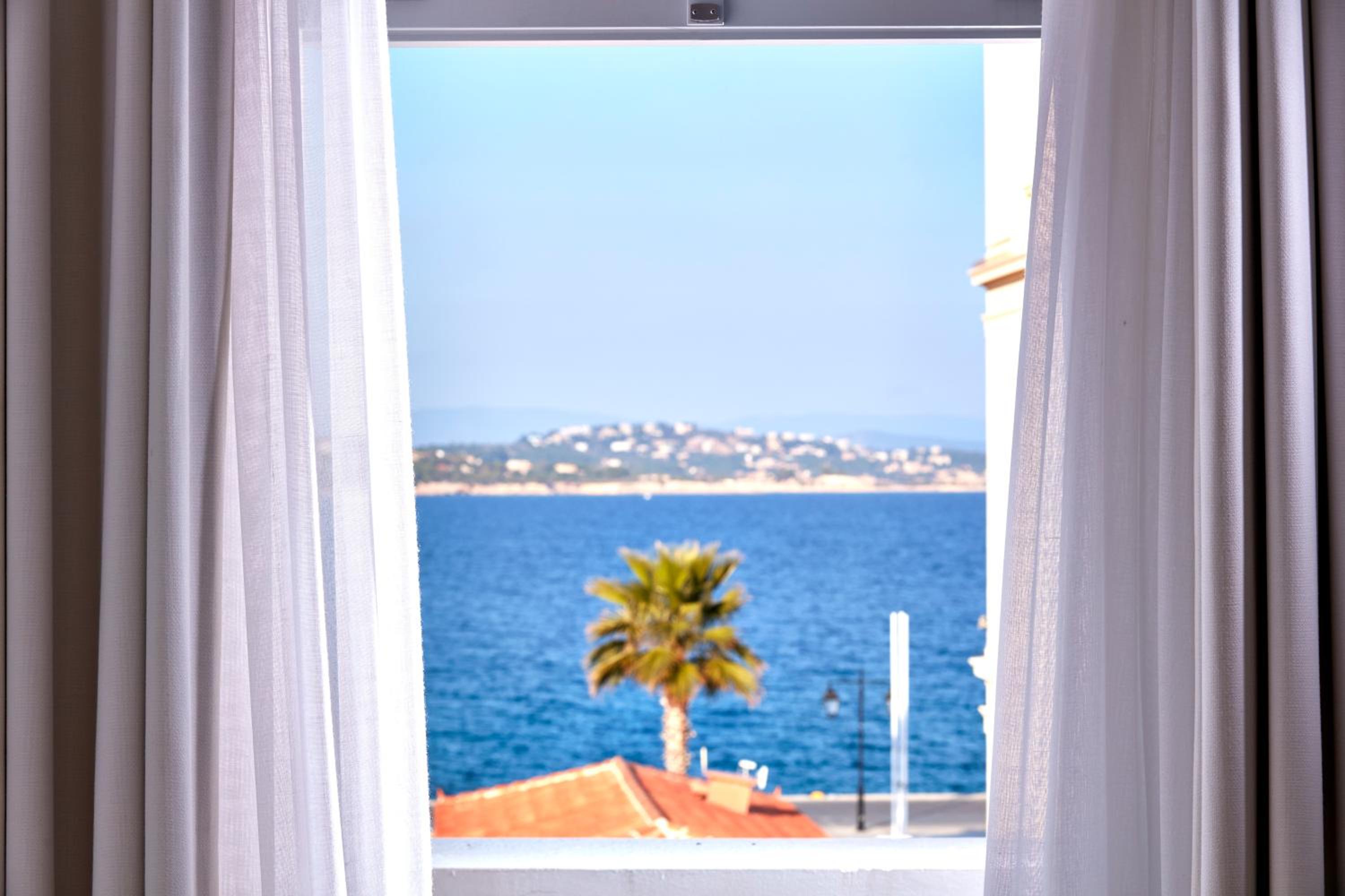 Deluxe Double Room with Partial Sea View - Photo 5