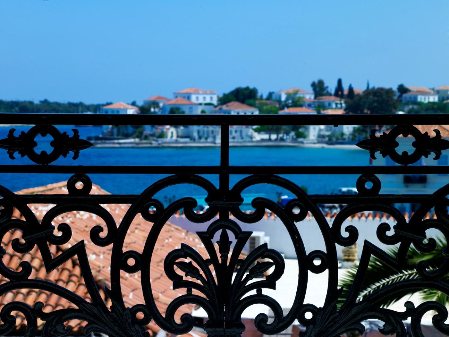 Deluxe Double Room with Partial Sea View - Photo 8