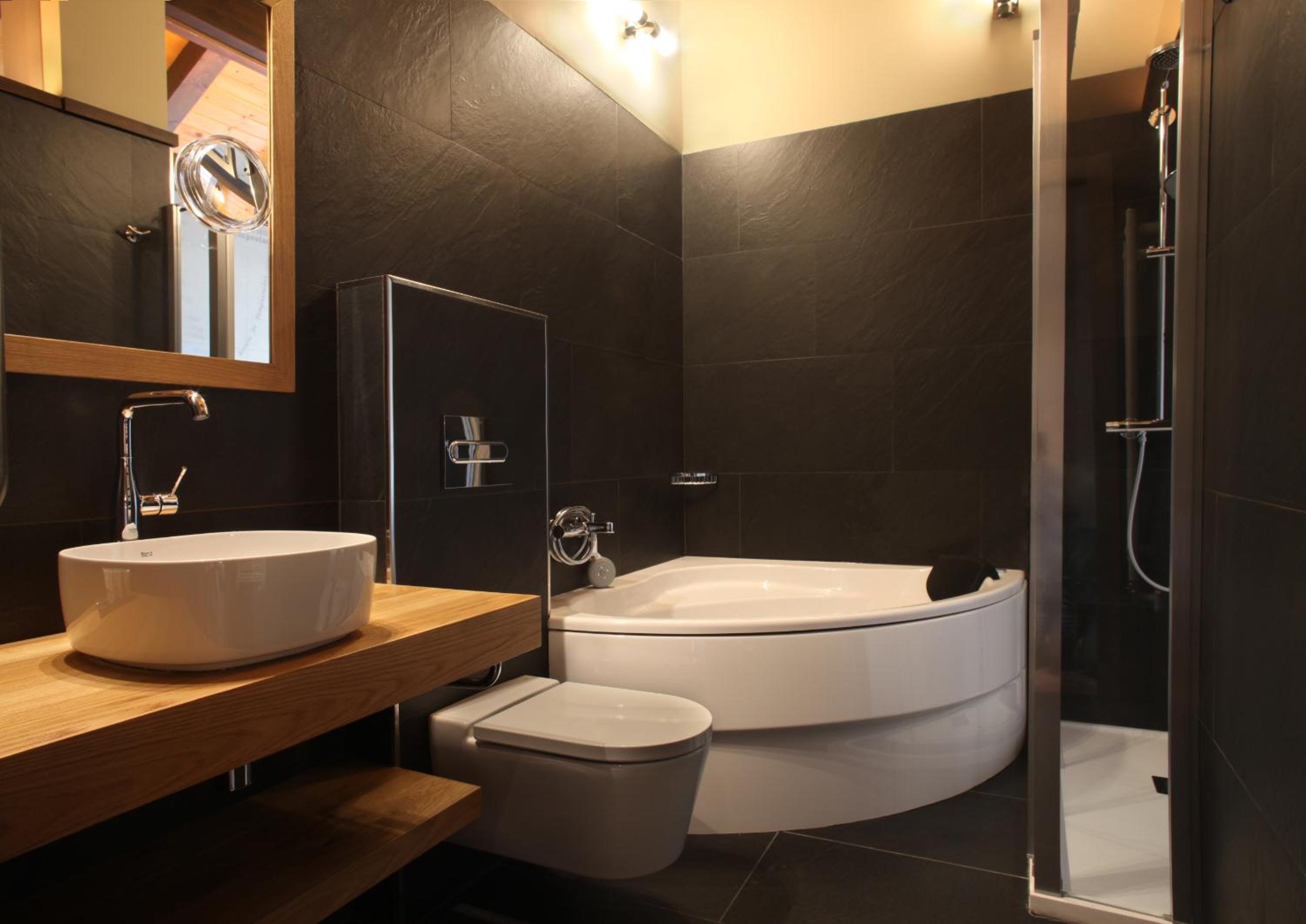 Queen Suite with Spa Bath photo 2
