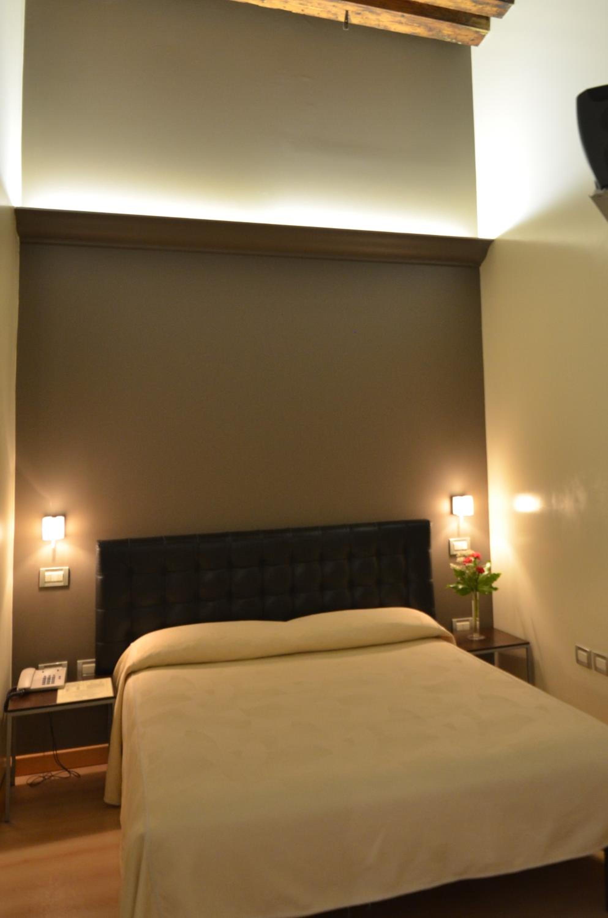 Standard Double Room photo 3