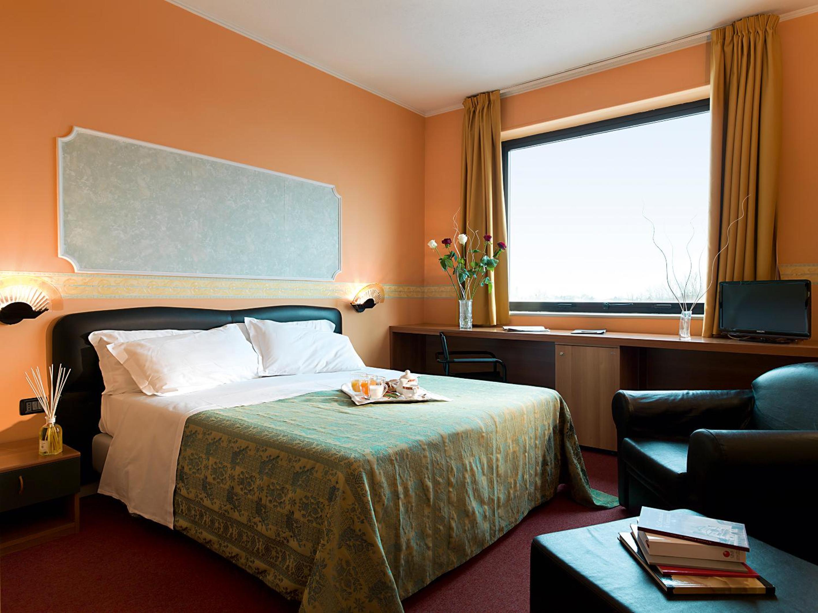 Basic Double or Twin Room - Photo 2