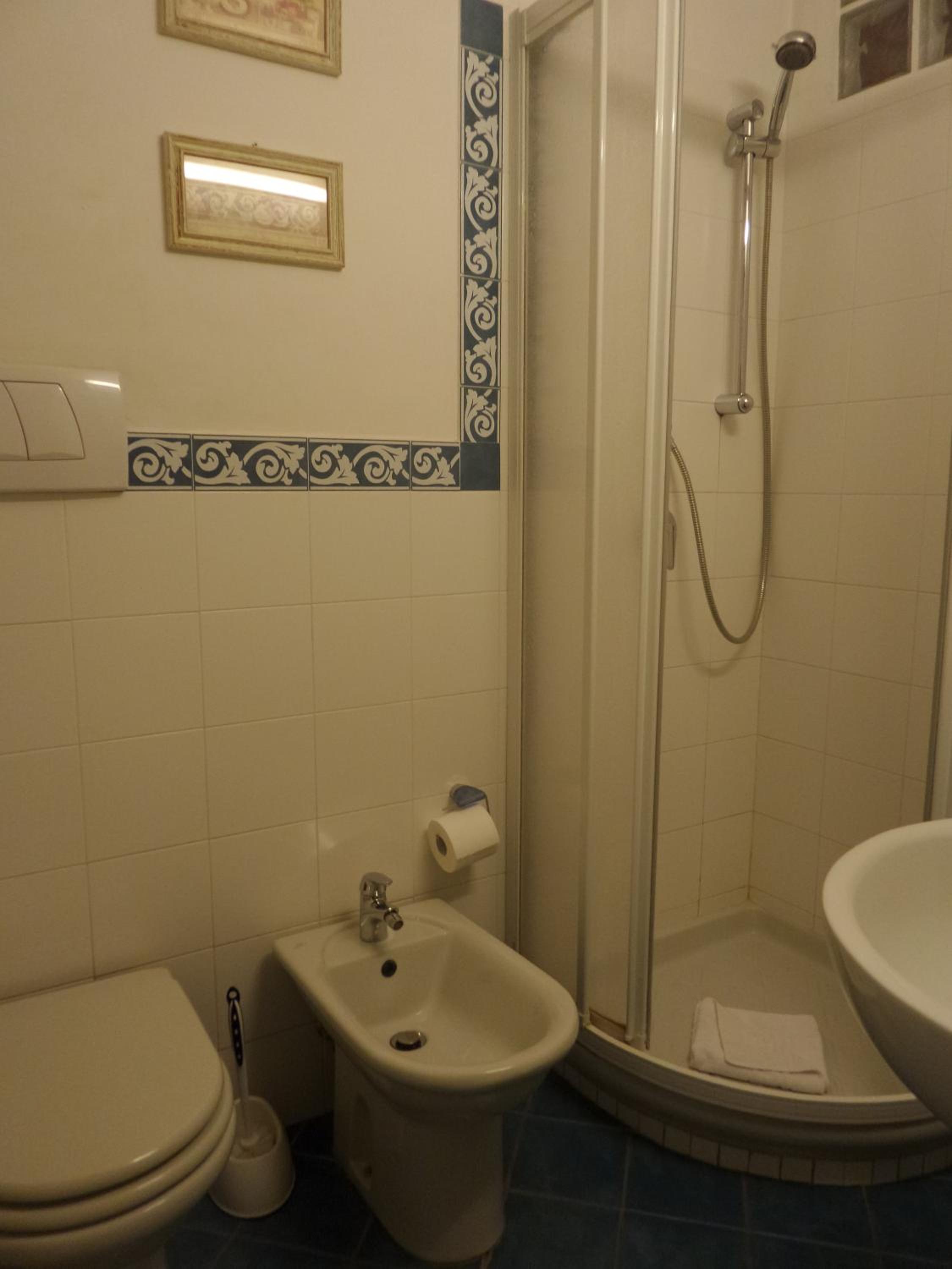 Standard Double Room - Photo 7