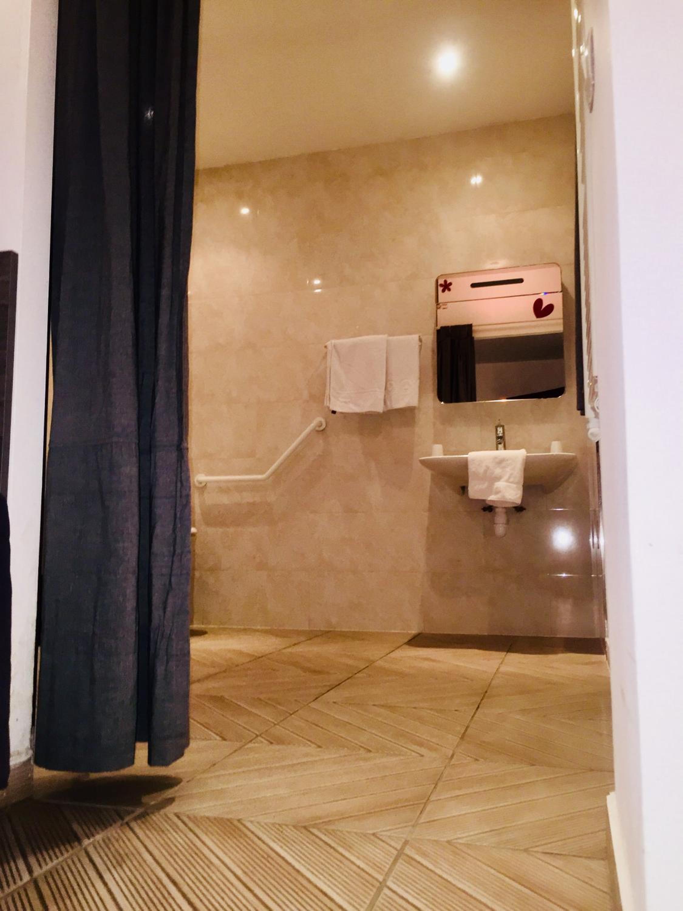 Single Room with Private Bathroom and Toilet photo 2