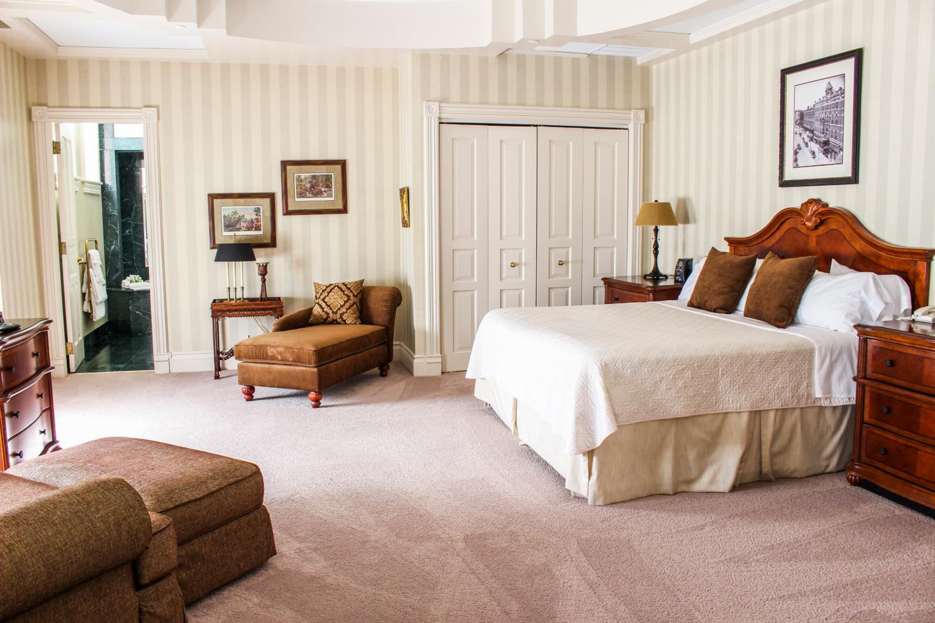Deluxe Suite with Spa Bath photo 2