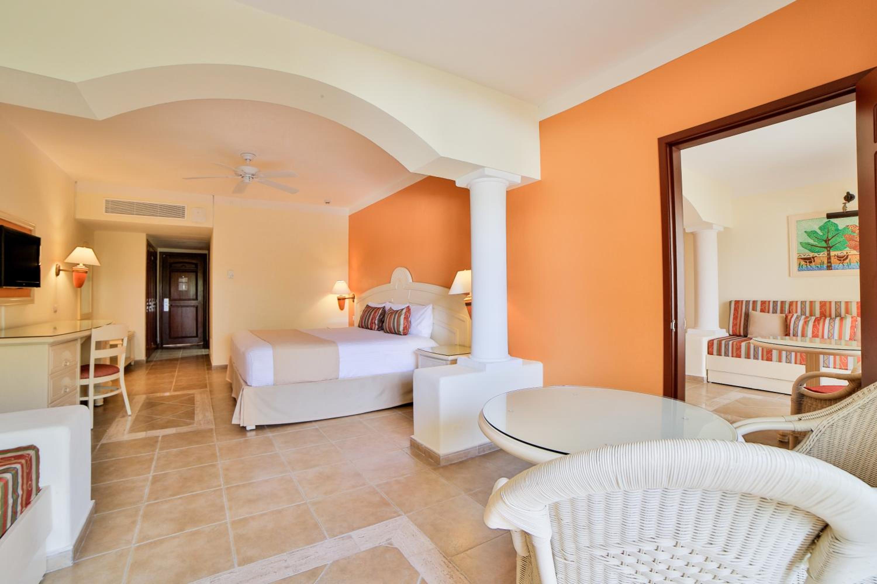 Junior Suite Superior (3 Adults + 1 Child) - Photo 1