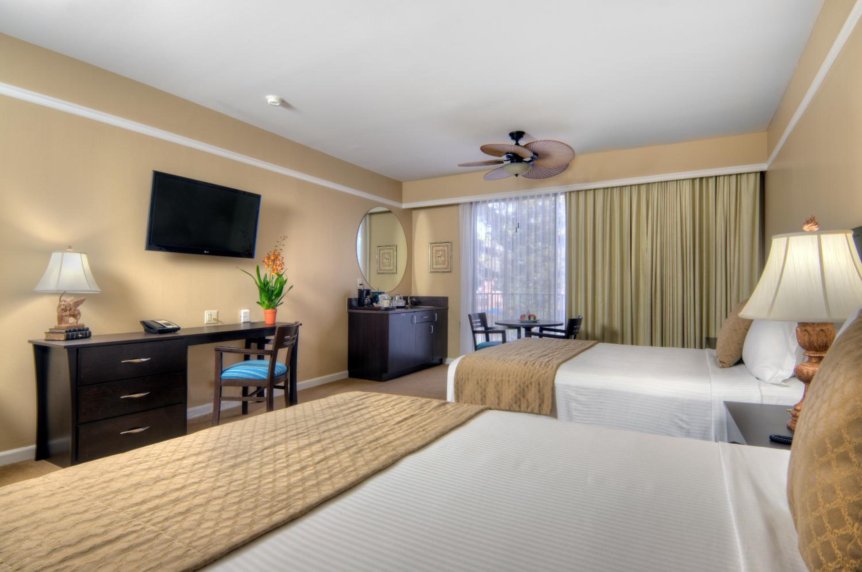 Deluxe Queen Room with Two Queen Beds - Photo 4
