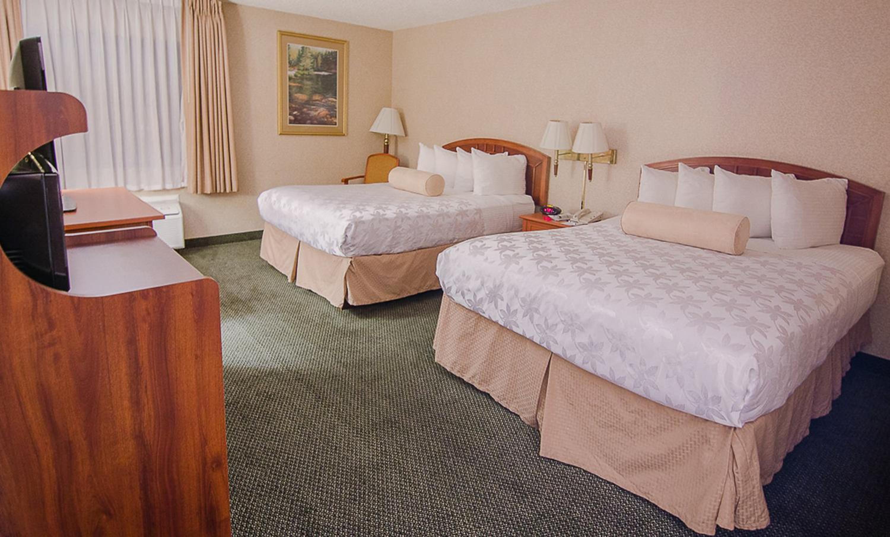 Queen Room with Two Queen Beds - Photo 5