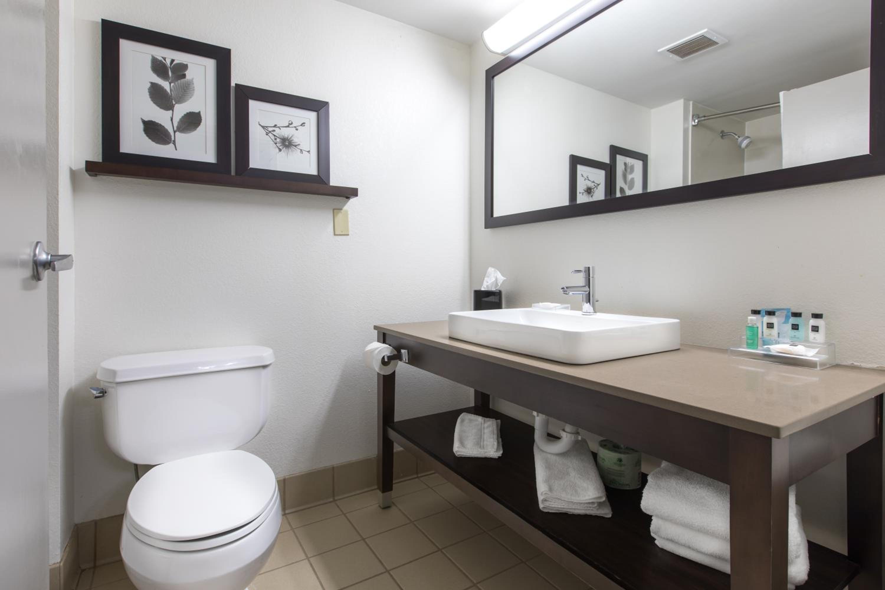 One-Bedroom Queen Suite with Two Queen Beds - Non-Smoking - Photo 2